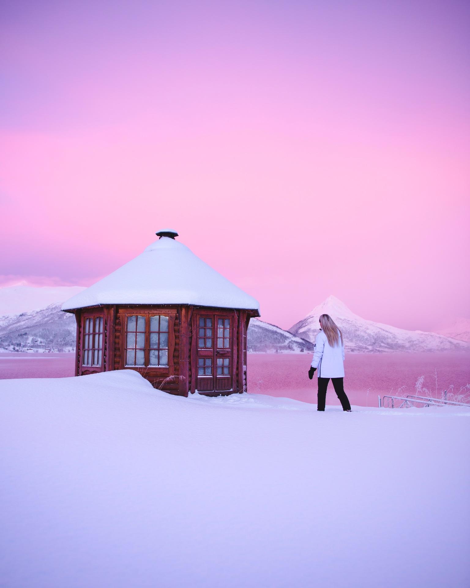 En kvinne i Fjordbotn i Senja