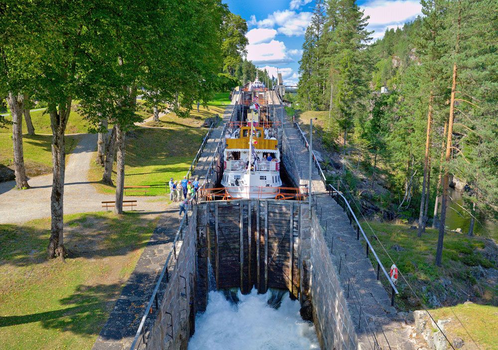 MS Henrik Ibsen in the locks of Vrangfoss in the Telemark canal