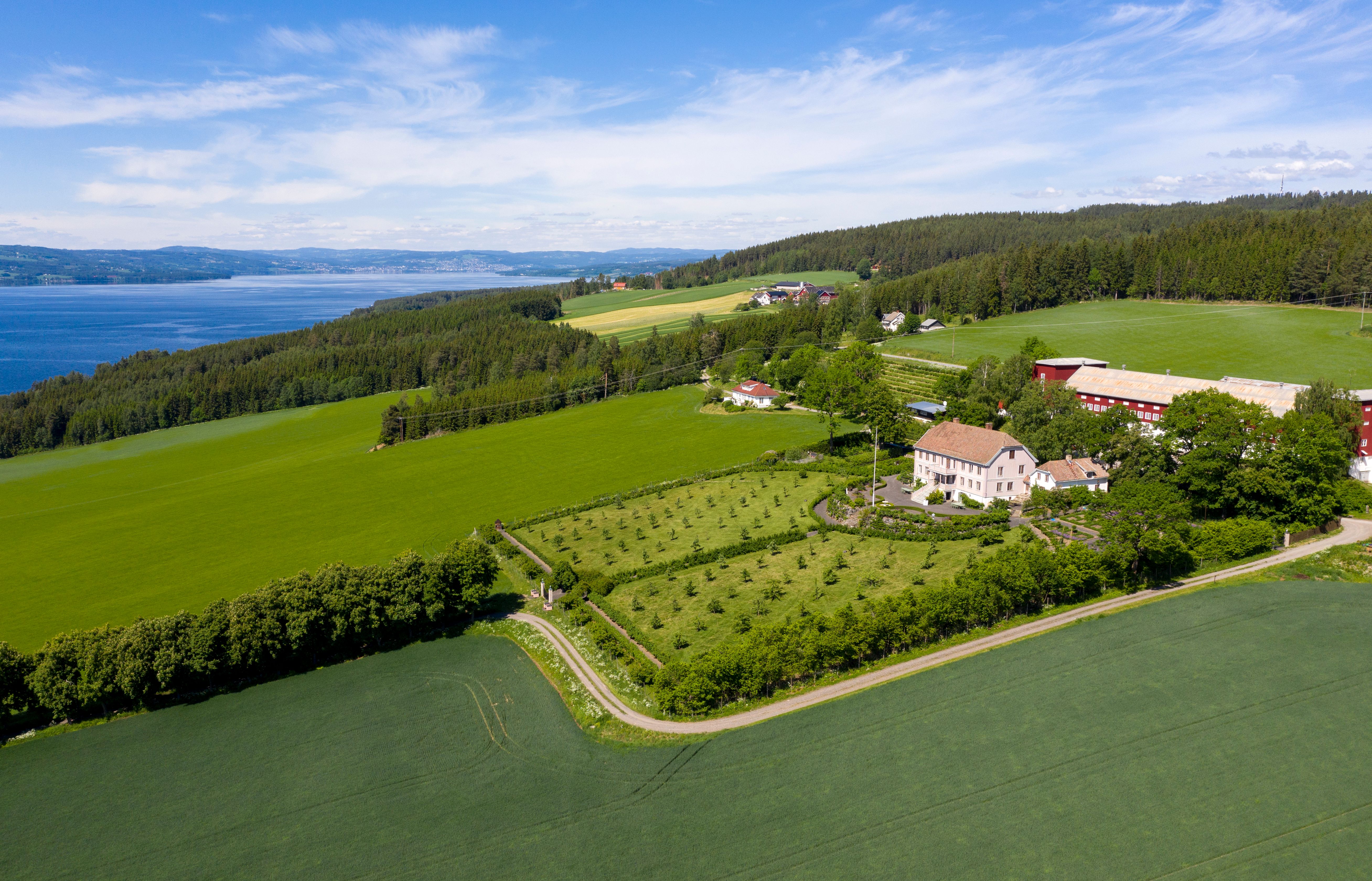 Hovelsrud gård på Helgøya i Hamar-regionen, Østlandet, Norge.