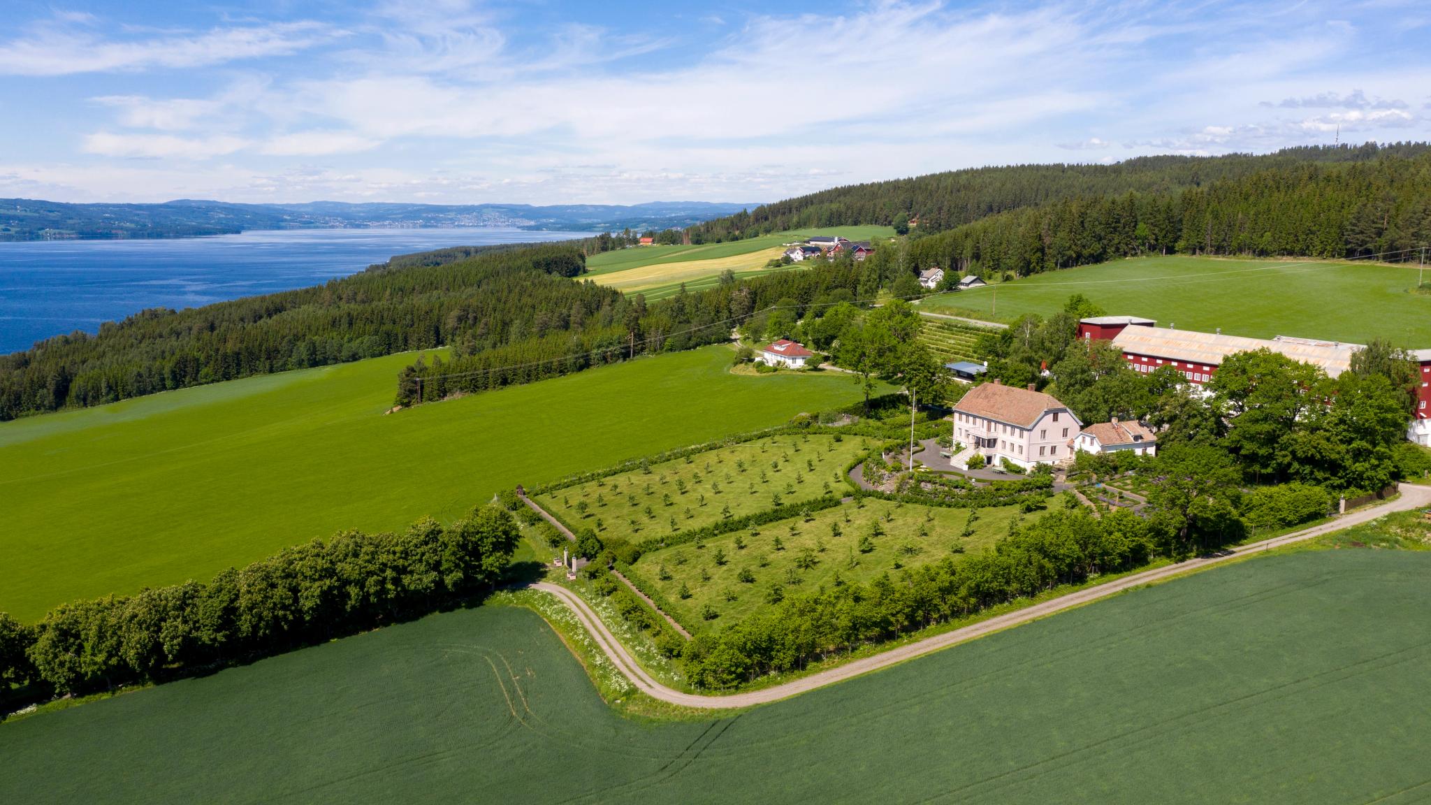 Hovelsrud gård på Helgøya i Hamar-regionen, Østlandet, Norge.
