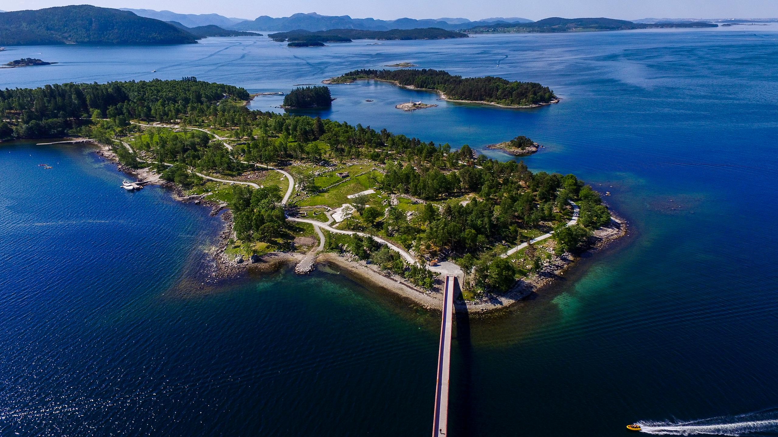 An island with a promenade