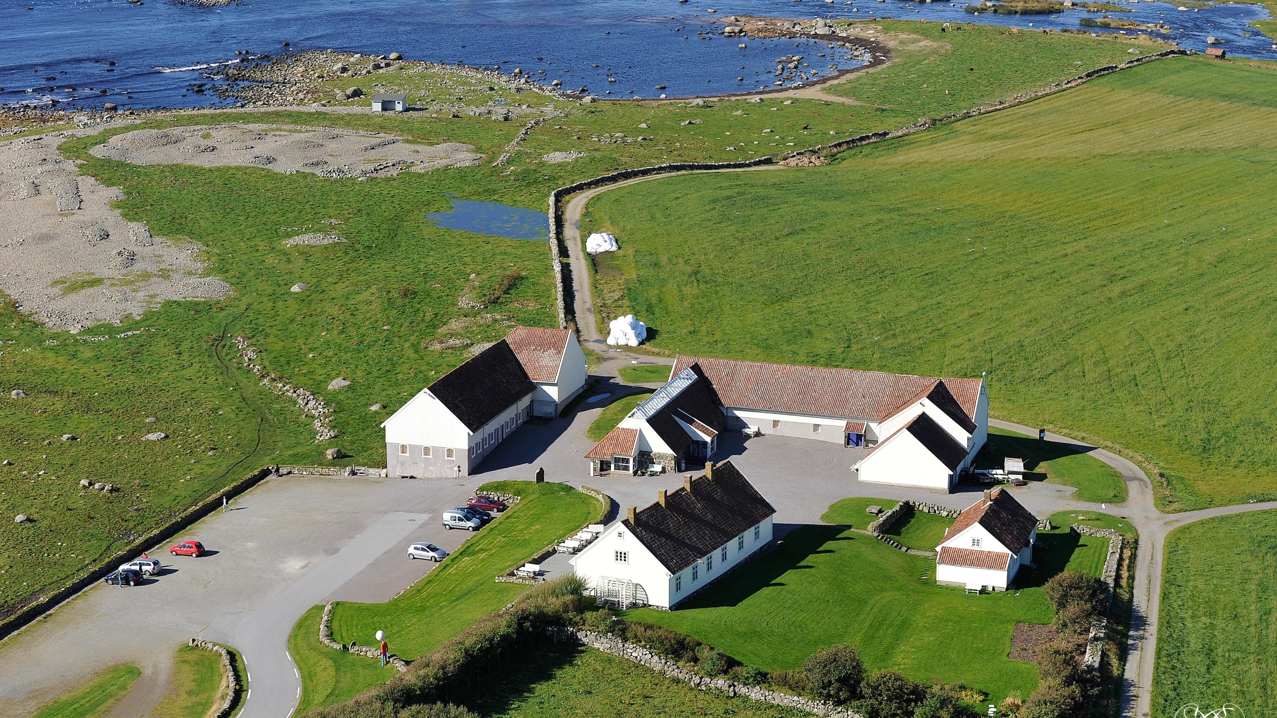 Hå Gamle Prestegard og Obrestad fyr ved kysten.