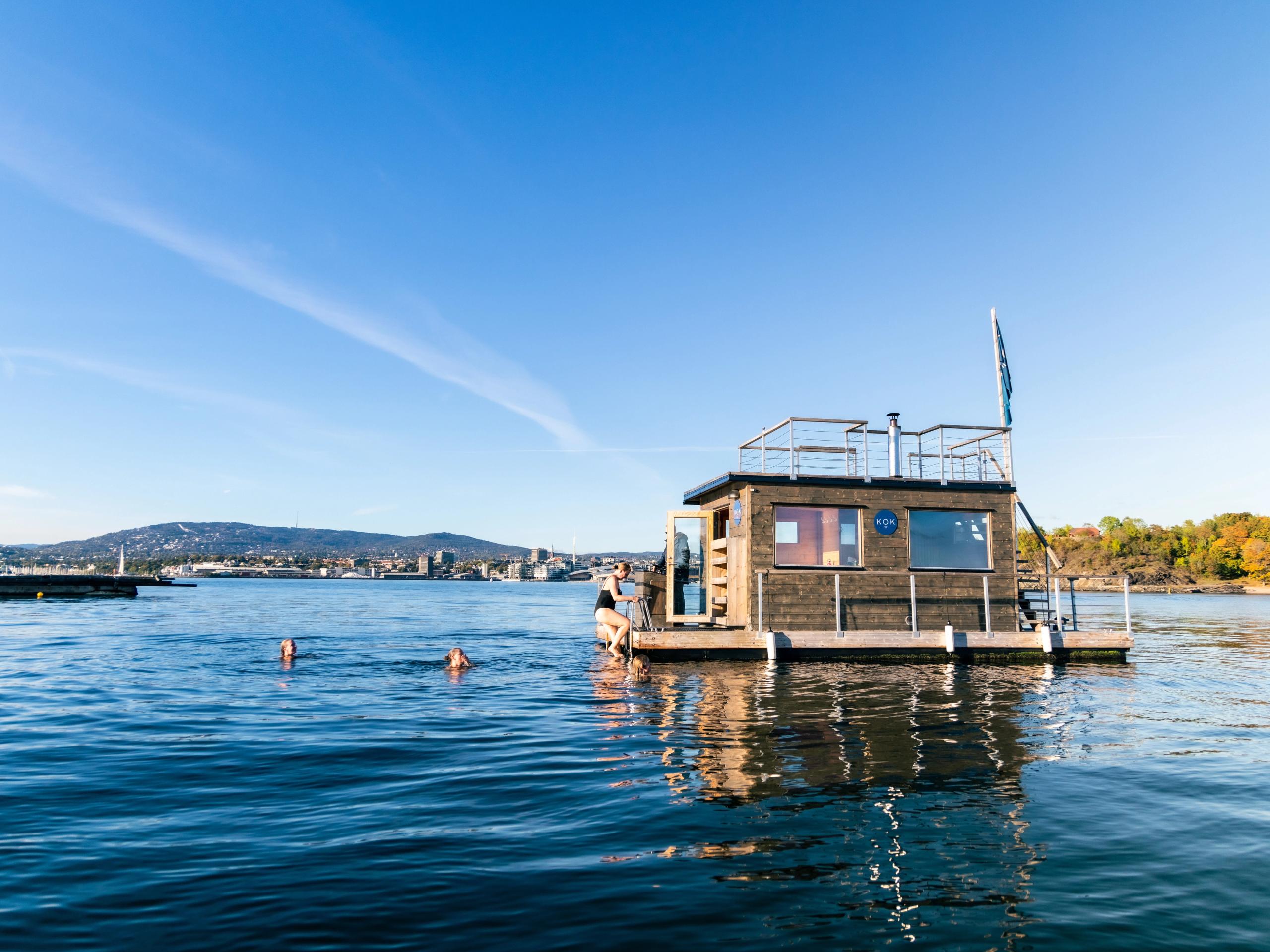 En av KOKs flytende badstuer i Oslofjorden