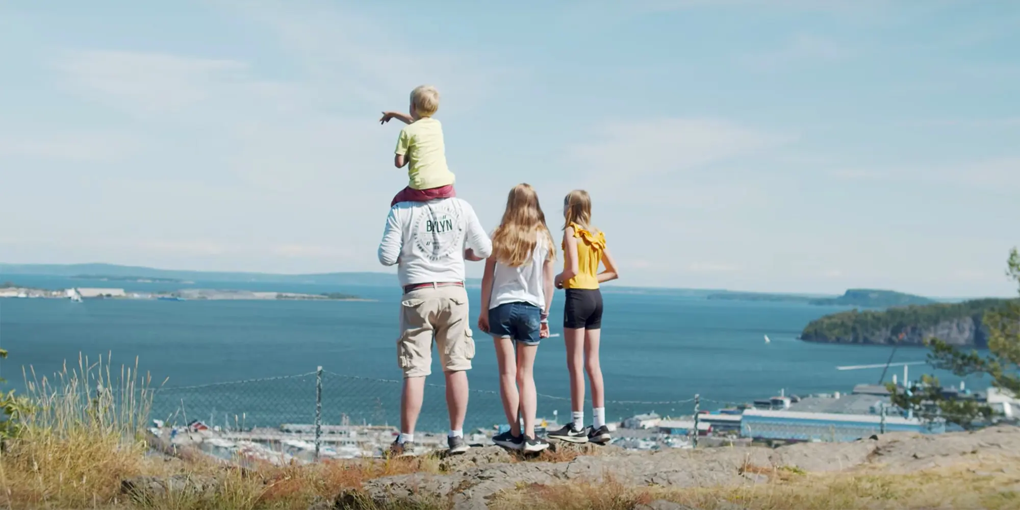 Familie ser ut mot sjøen i Holmestrand, Vestfold