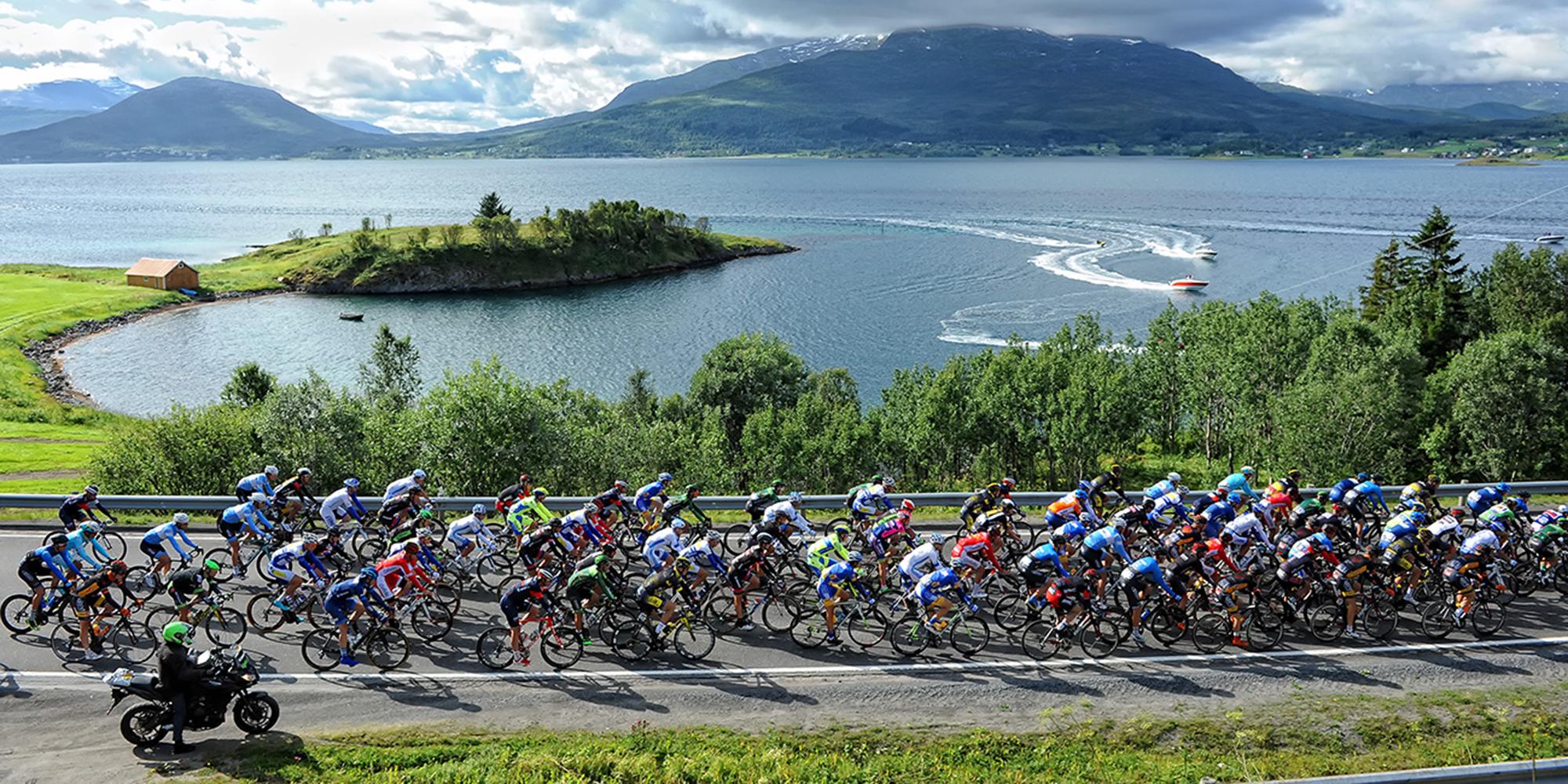 Proffsyklister i peleton konkurrerer i Arctic Race of Norway