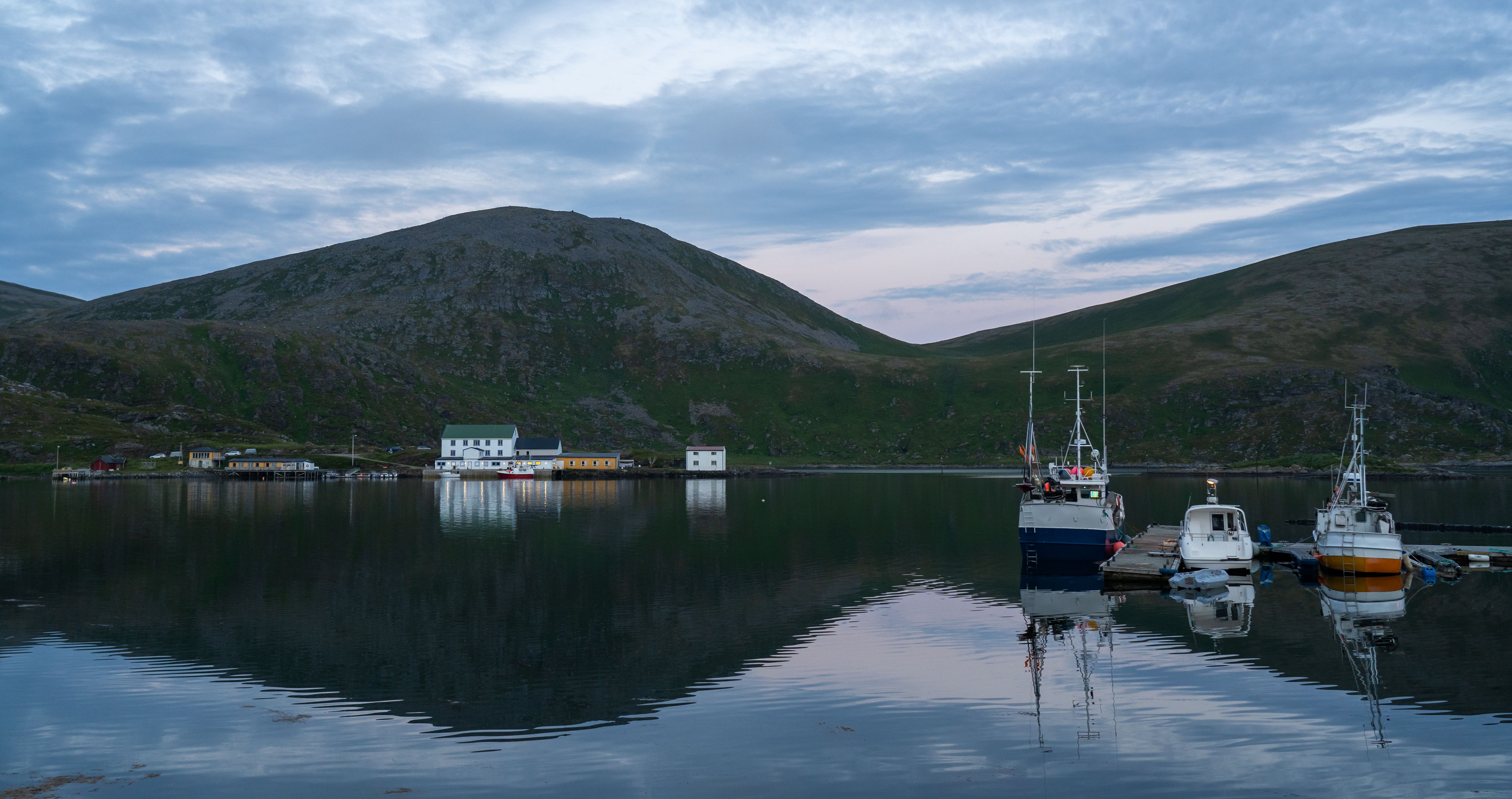 Sjø og båter i Tufjord på Rolvsøya 