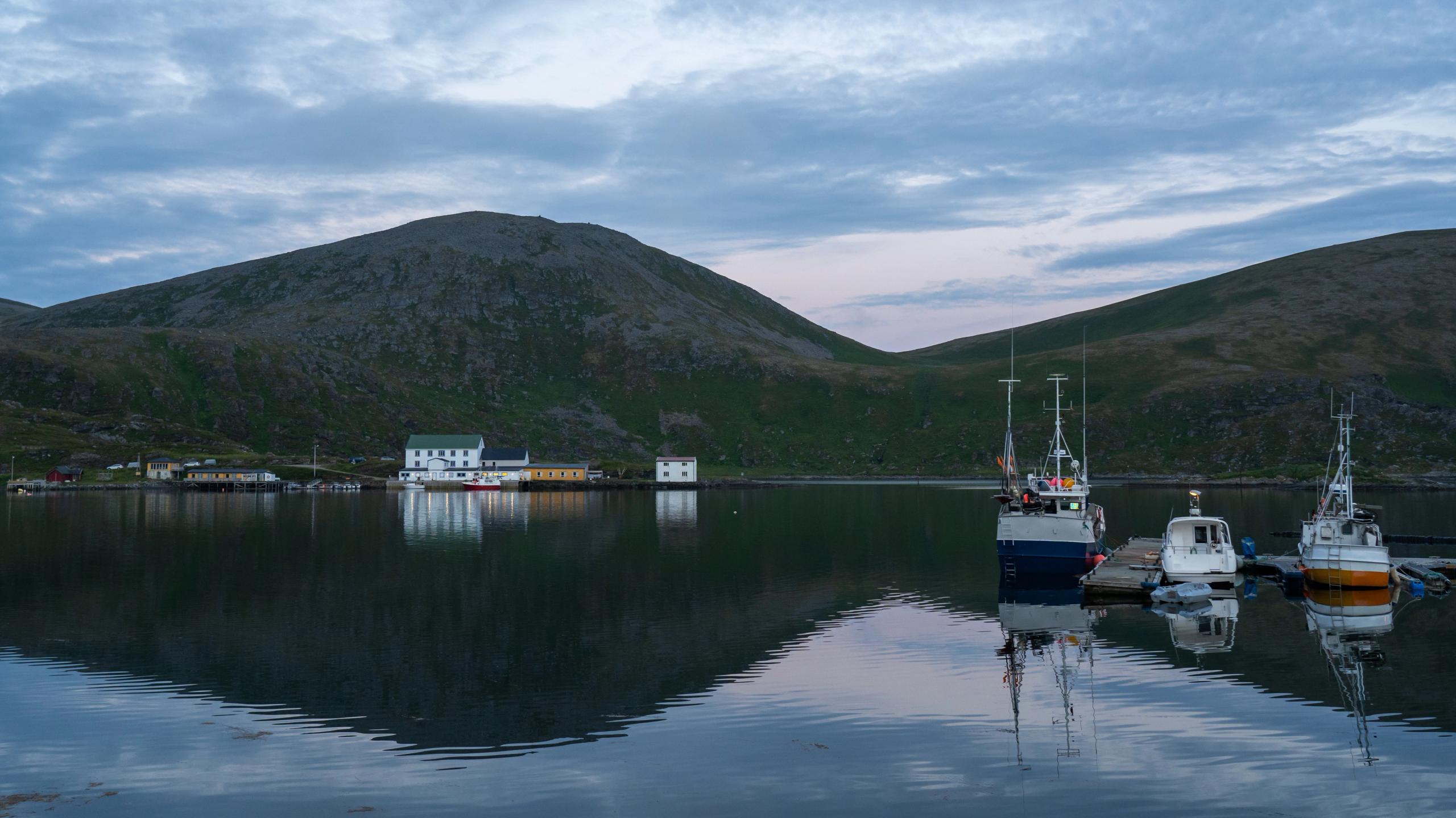 Sjø og båter i Tufjord på Rolvsøya