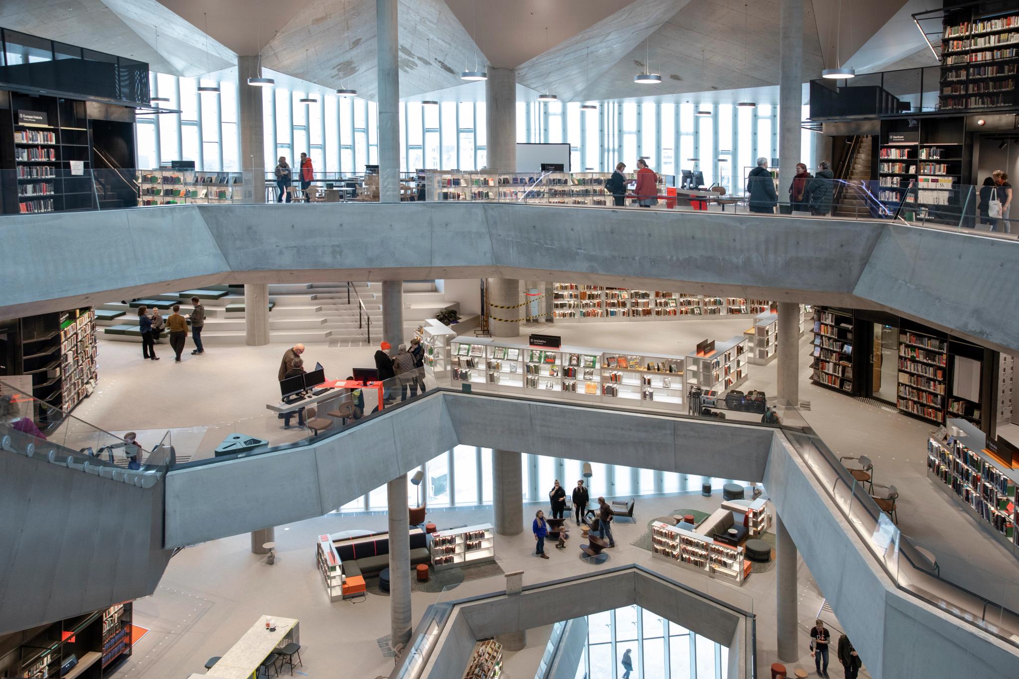 På innsiden av Deichman Bjørvika i Oslo