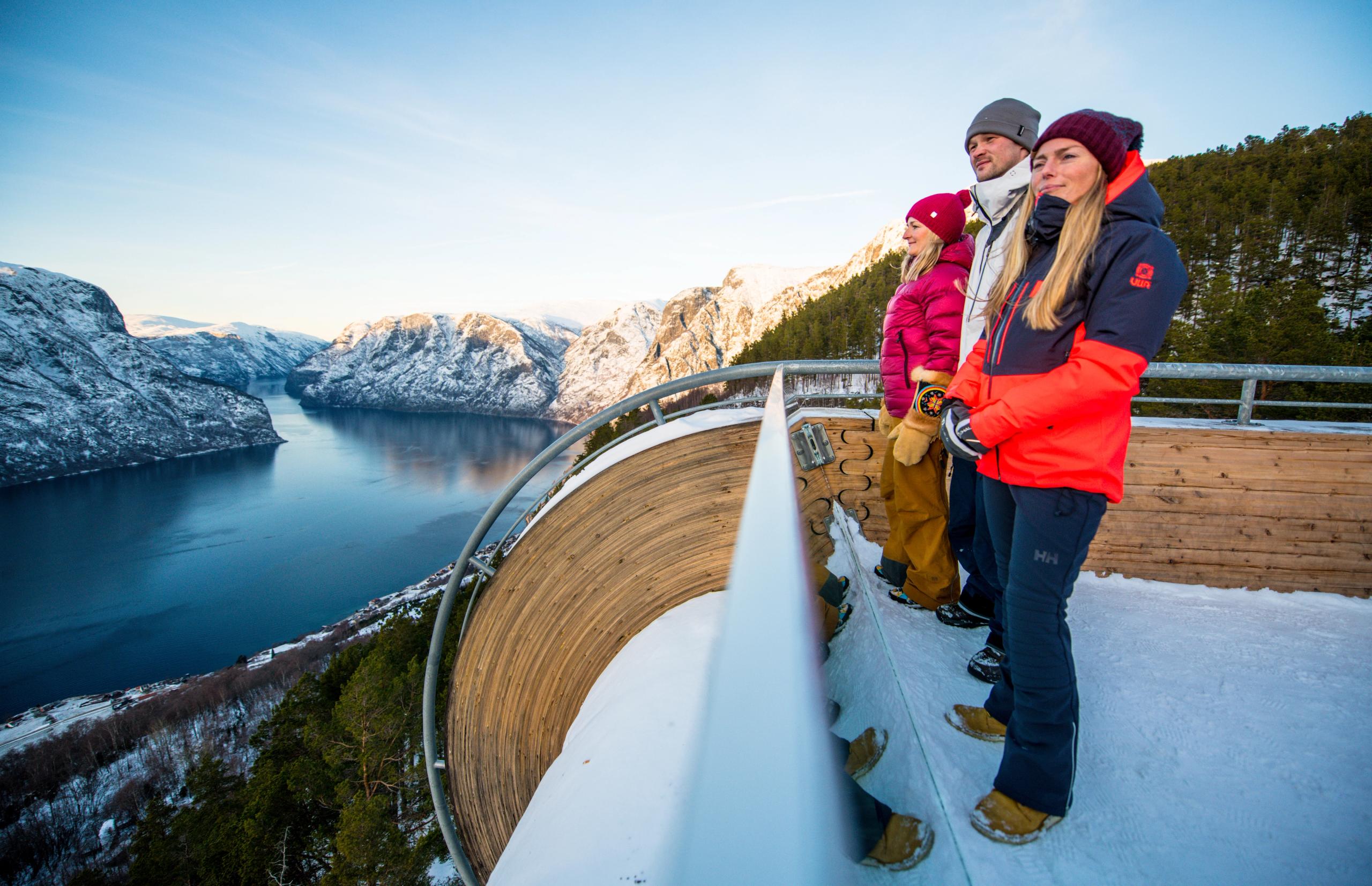 Folk på utkikkspunktet på Stegastein