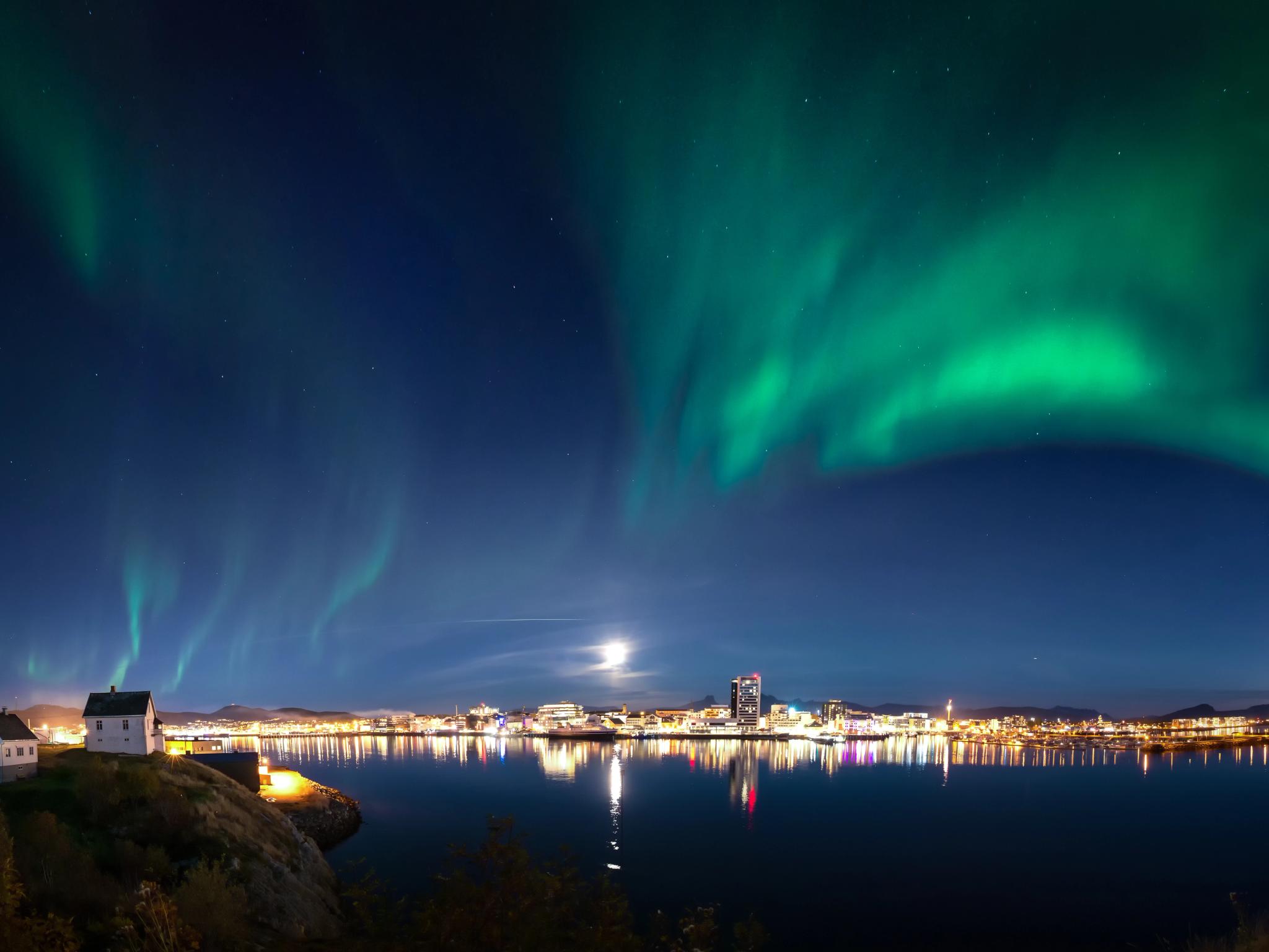 Norrskenet som dansar över himlen i Bodø, Nord-Norge