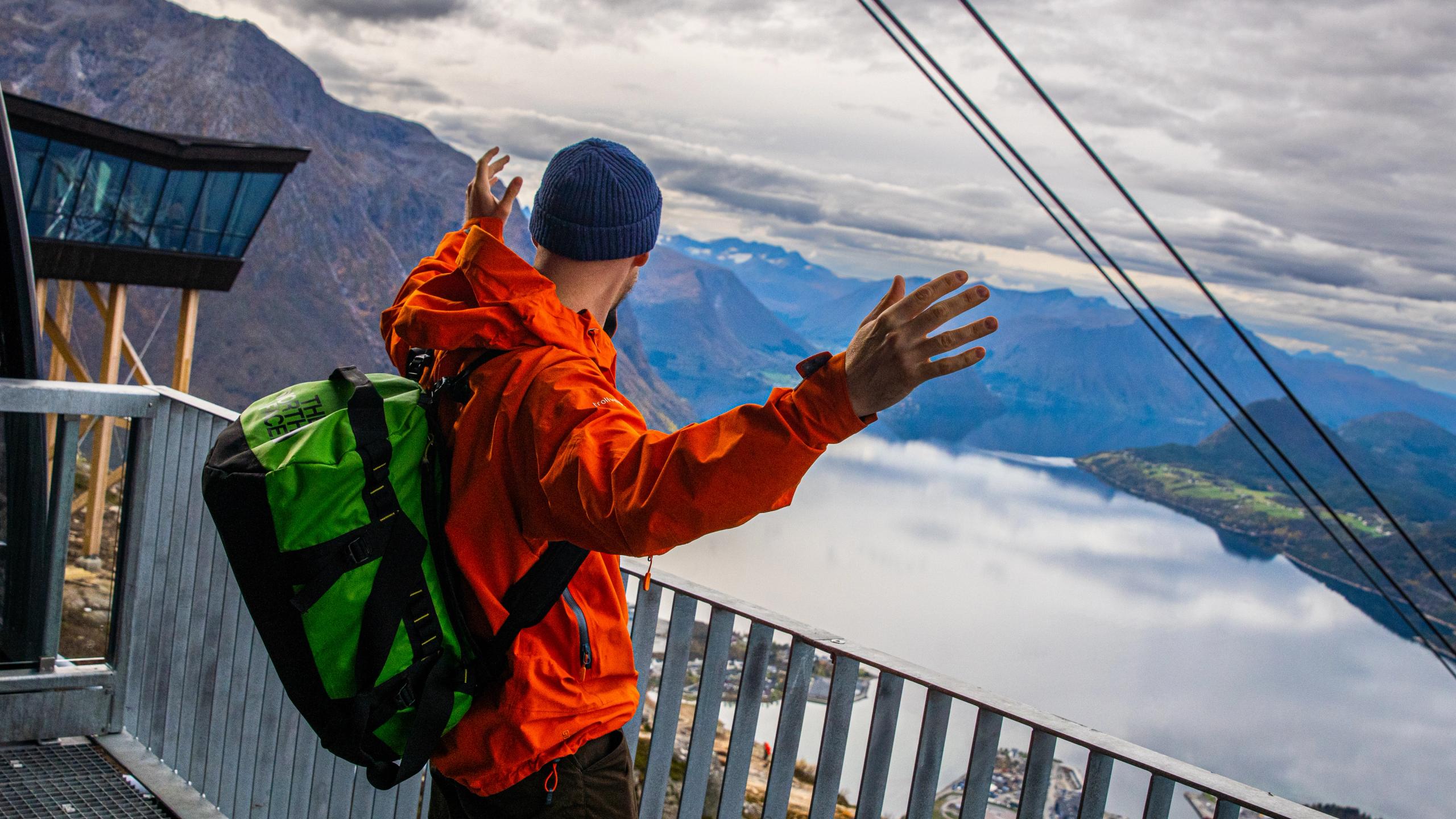En mann står på toppen ved Romsdalsgondolen