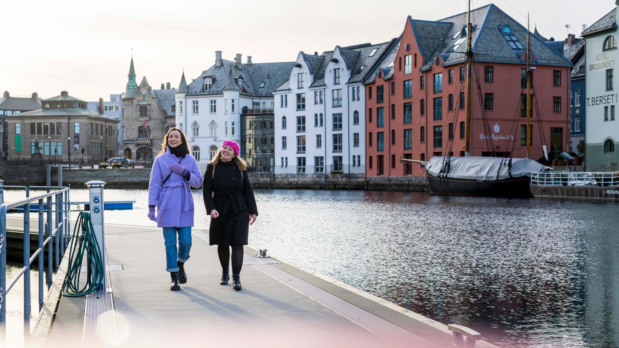 To kvinner går langs Brosundet i jugendbyen, Ålesund