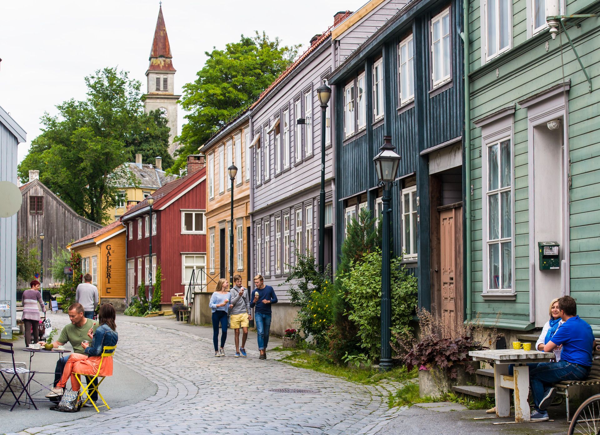 Folk som går på brosteinsgater