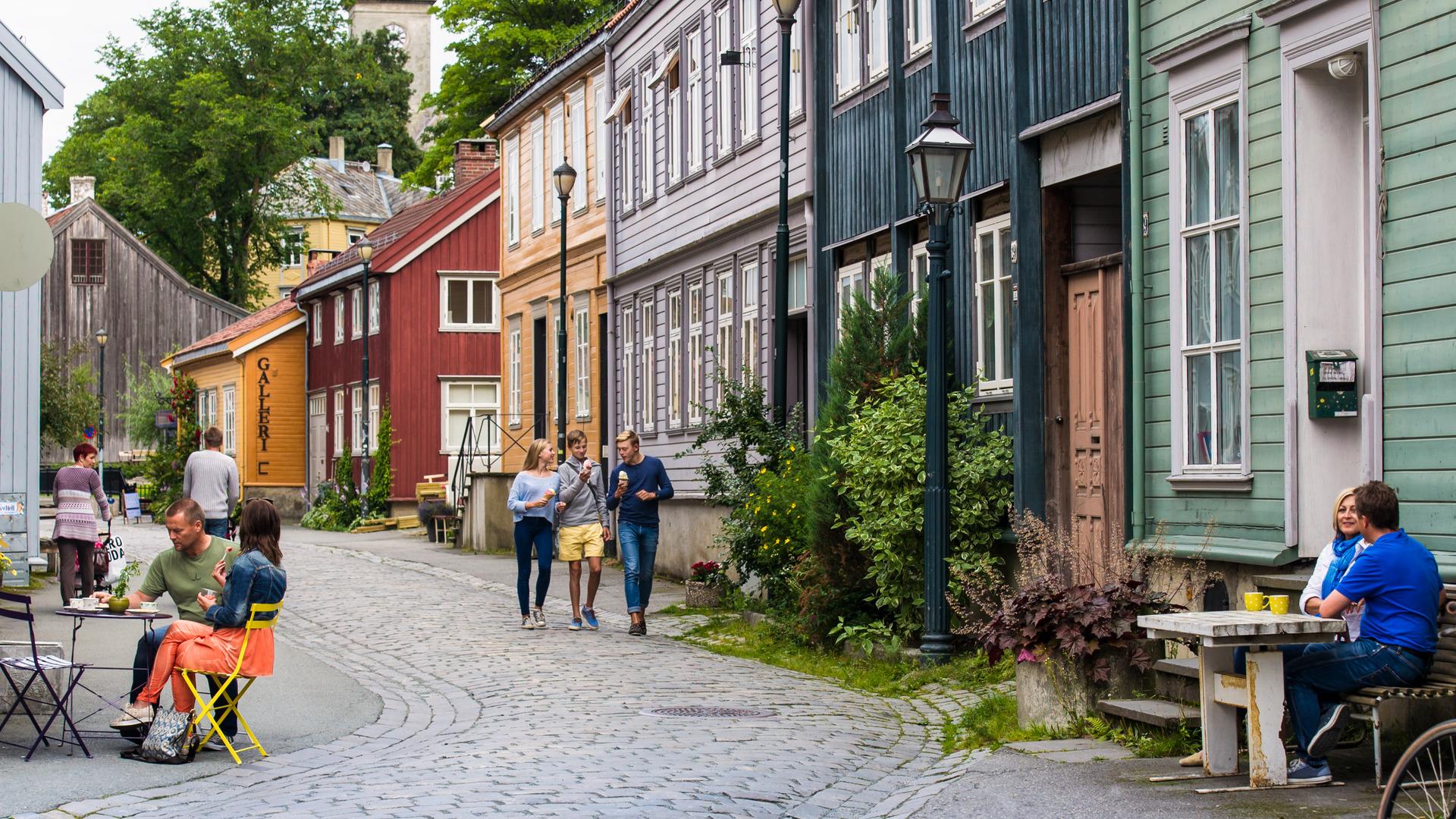 Folk som går på brosteinsgater