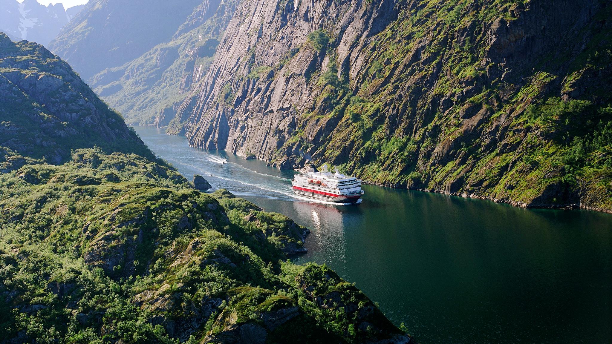 En av Hurtigrutens båtar i Trollfjorden i norra Norge