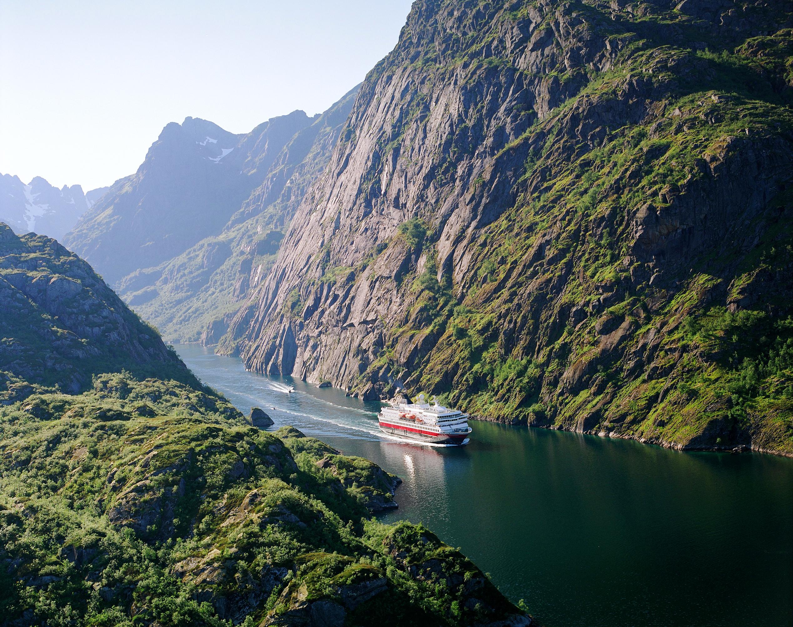 En av Hurtigrutens båtar i Trollfjorden i norra Norge