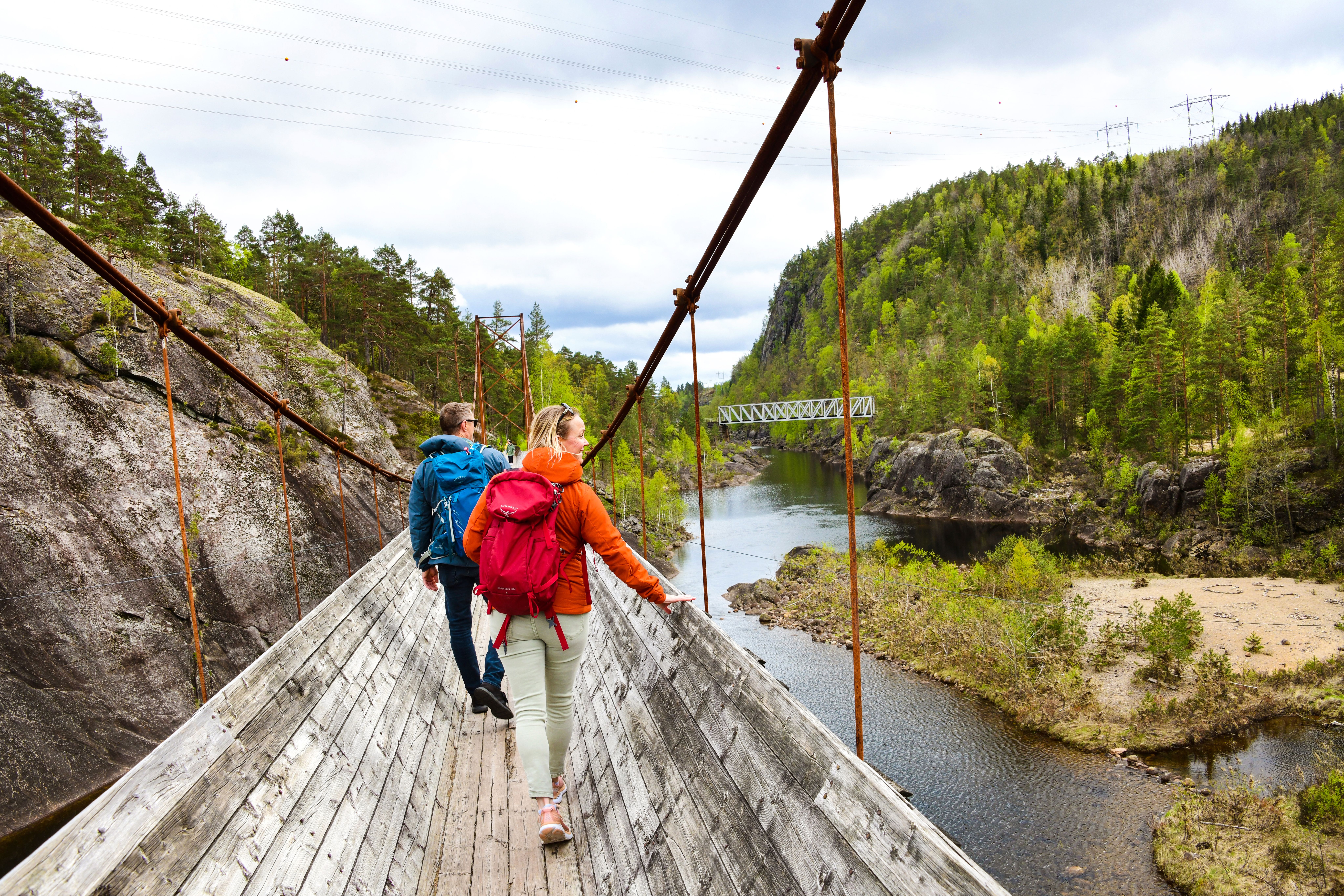 To personer går over Tømmerrenna i Vennesla