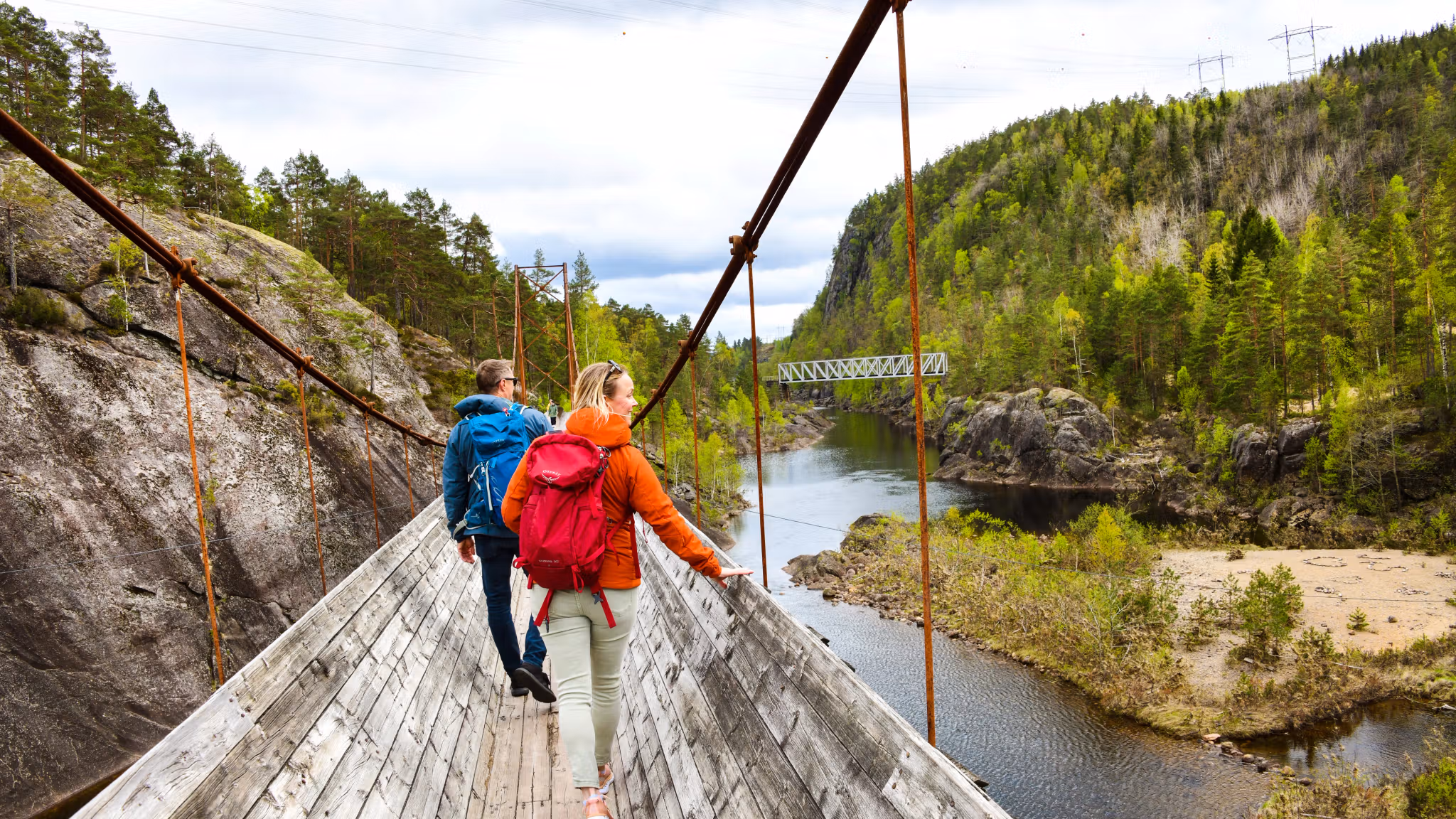 To personer går over Tømmerrenna i Vennesla