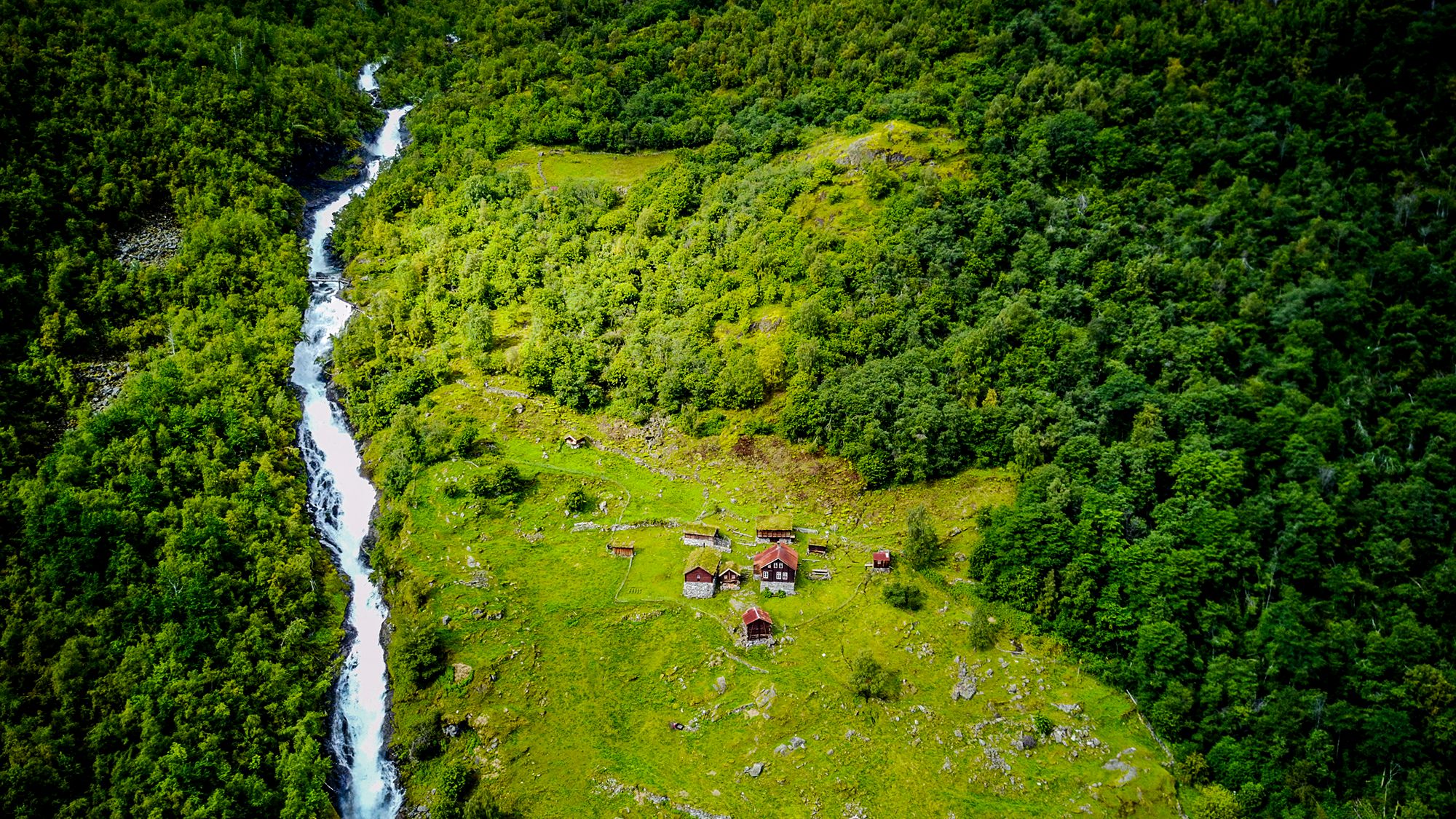 Utsikt över fjällgården Avdalen i Utladalen, Fjord Norge