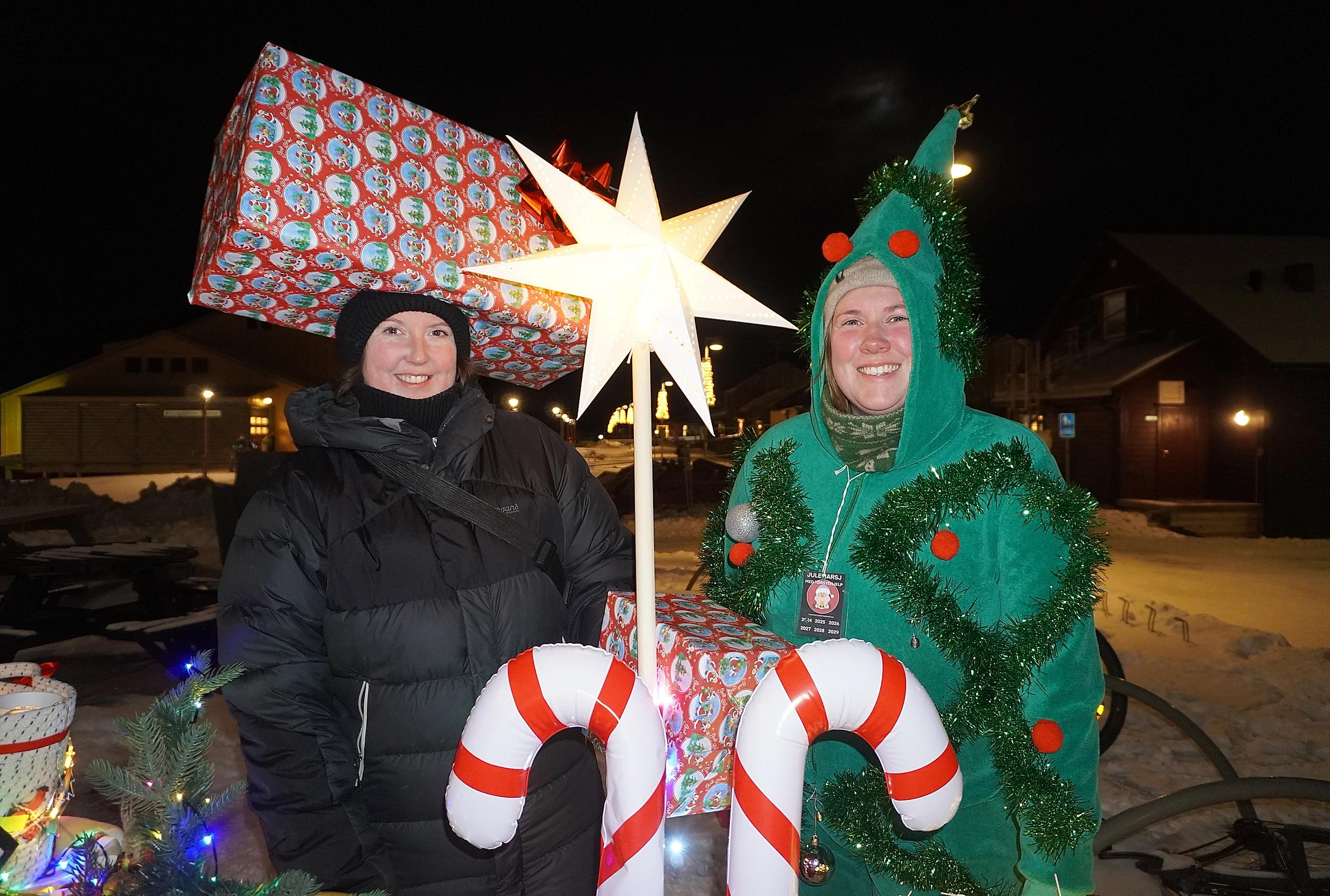 To damer i julekostymer