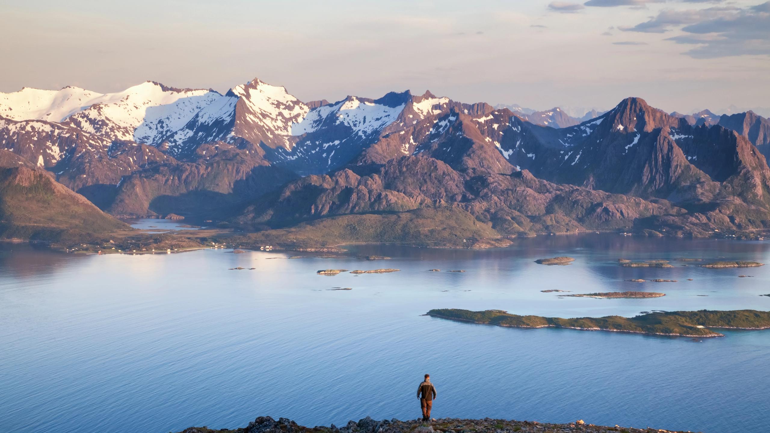 En mann ved Husfjellet i Senja