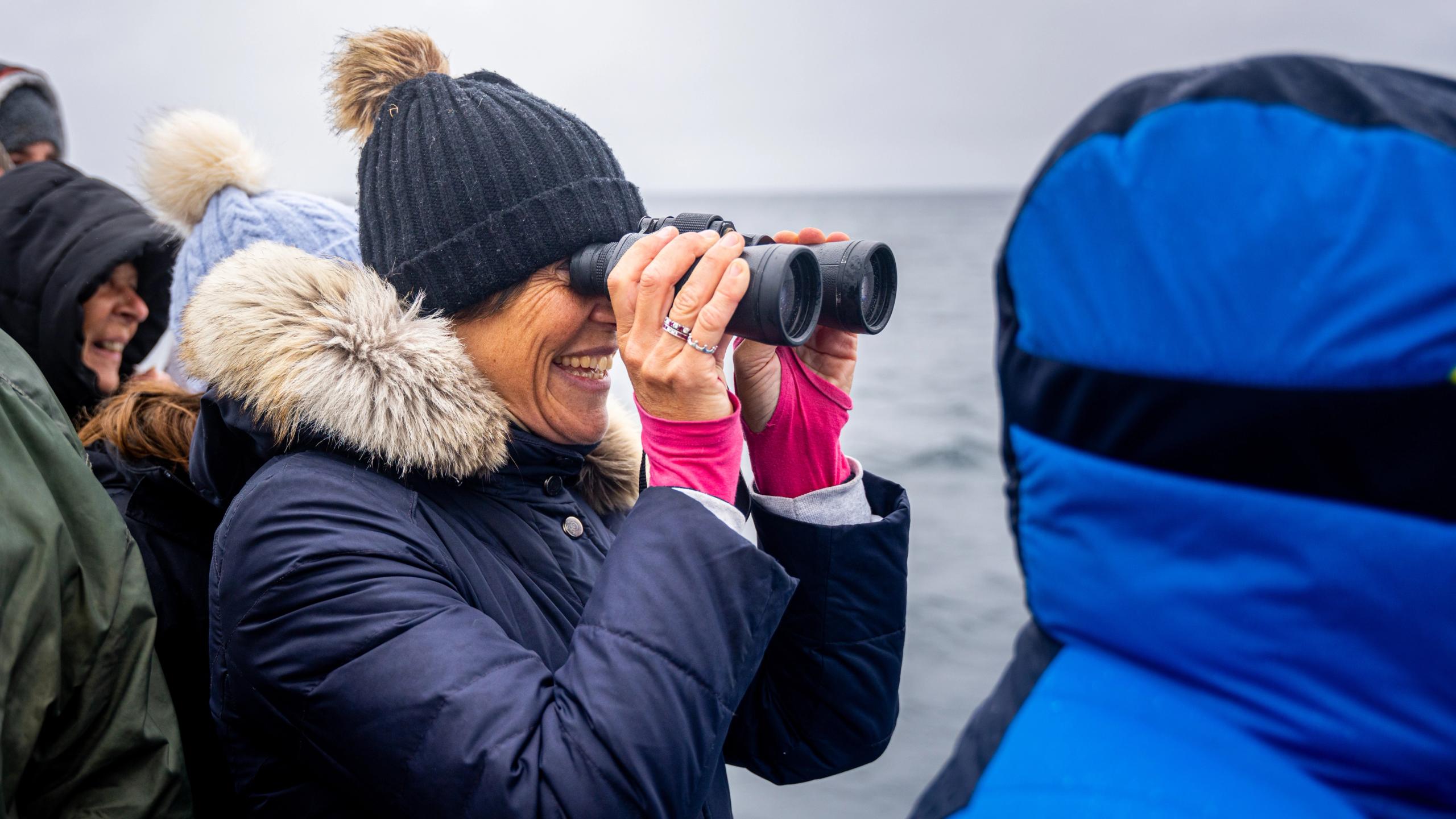 Turist speider etter hval fra skipet i Andenes på Vesterålen