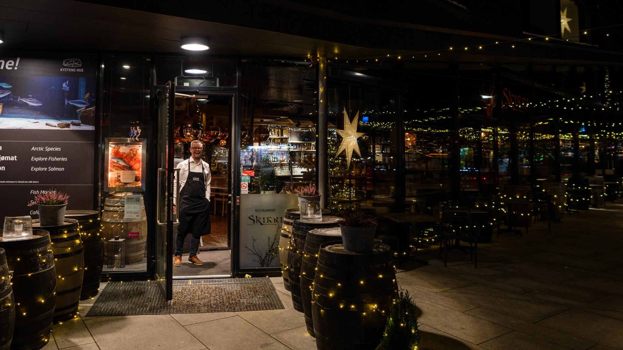 Daglig leder på Skirri restaurant i Tromsø møter oss i døren