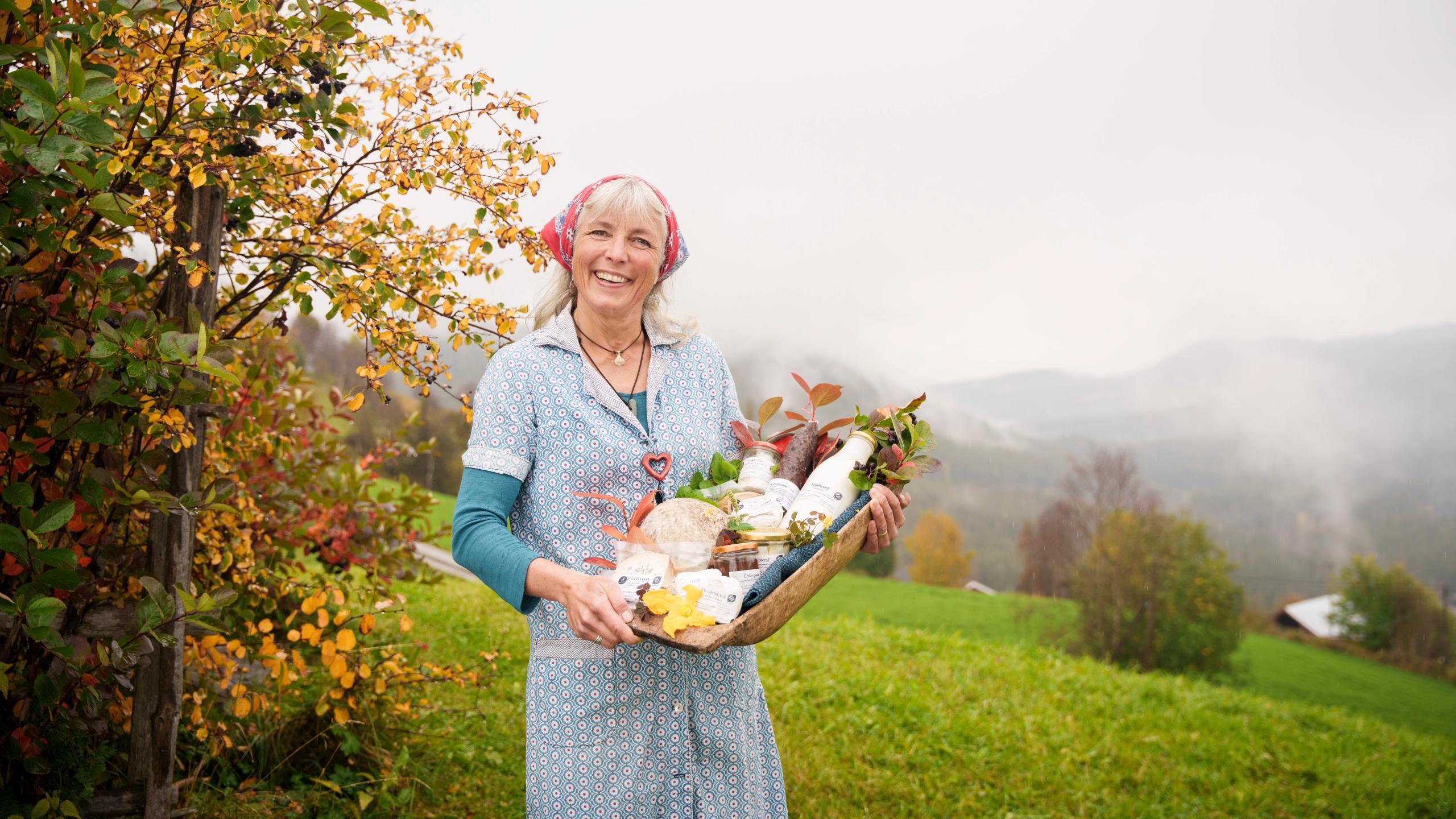 A woman holding a tray with local products in Valdres.