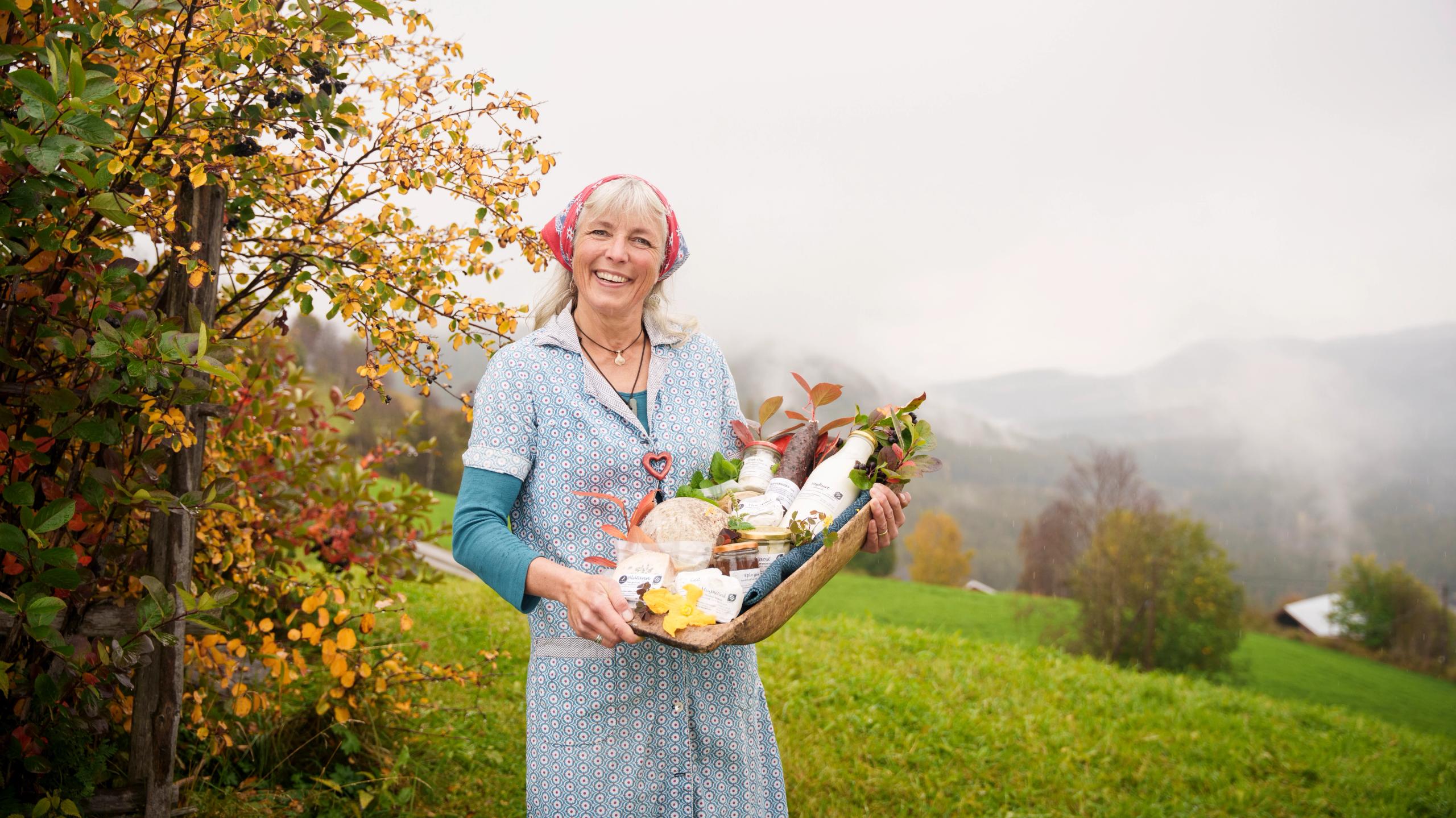 A woman holding a tray with local products in Valdres.