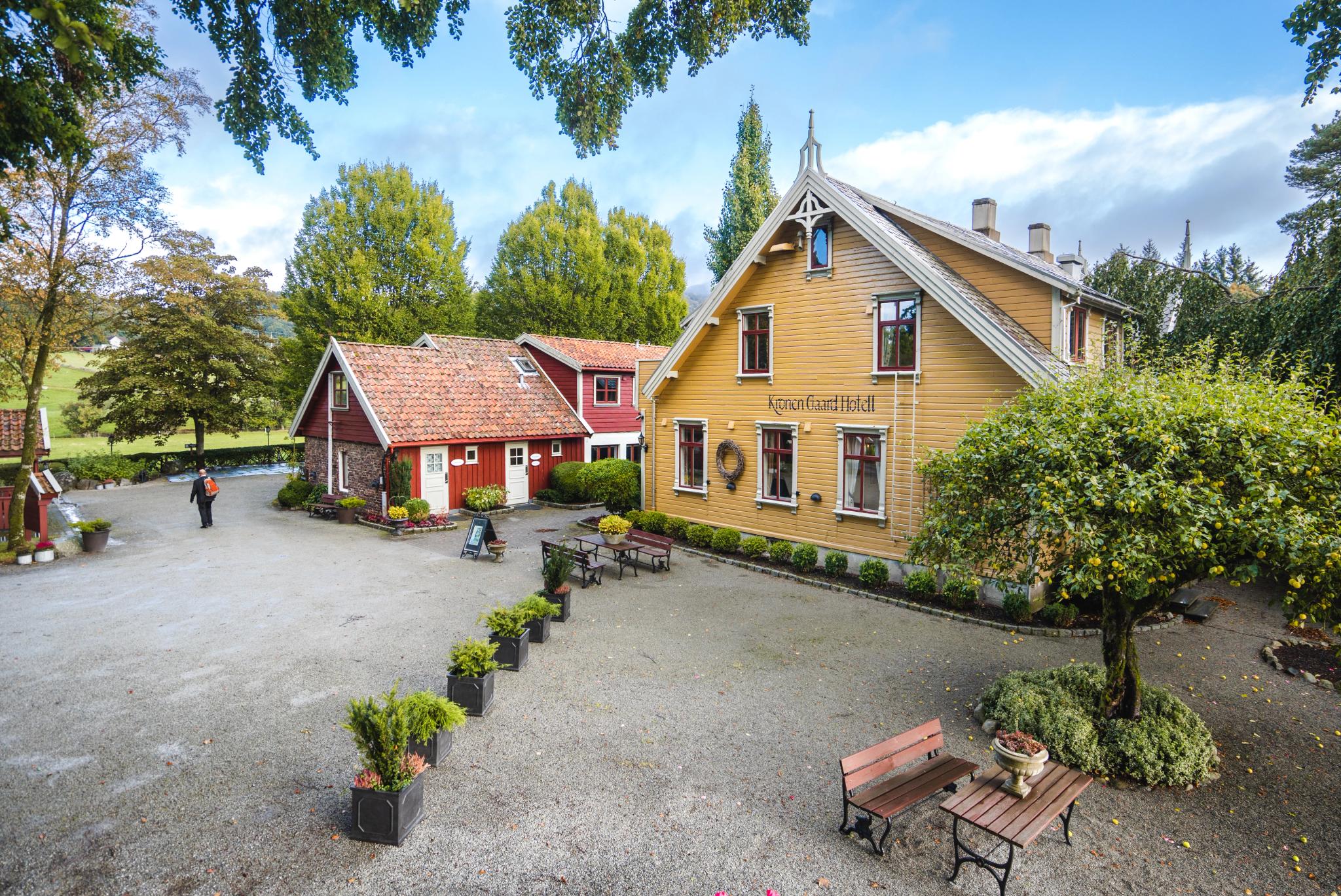 Historic yellow hotel in norwegian countryside.