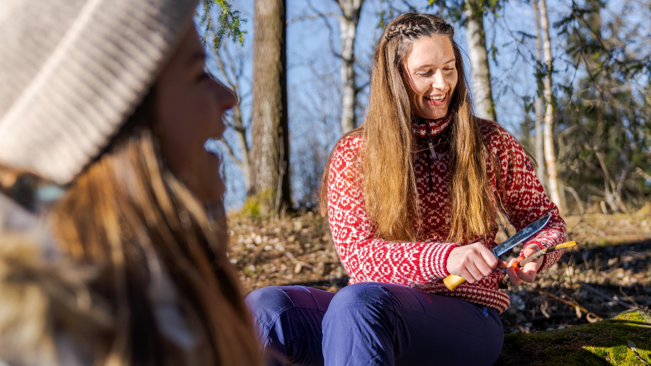 En jente spikker i skogen