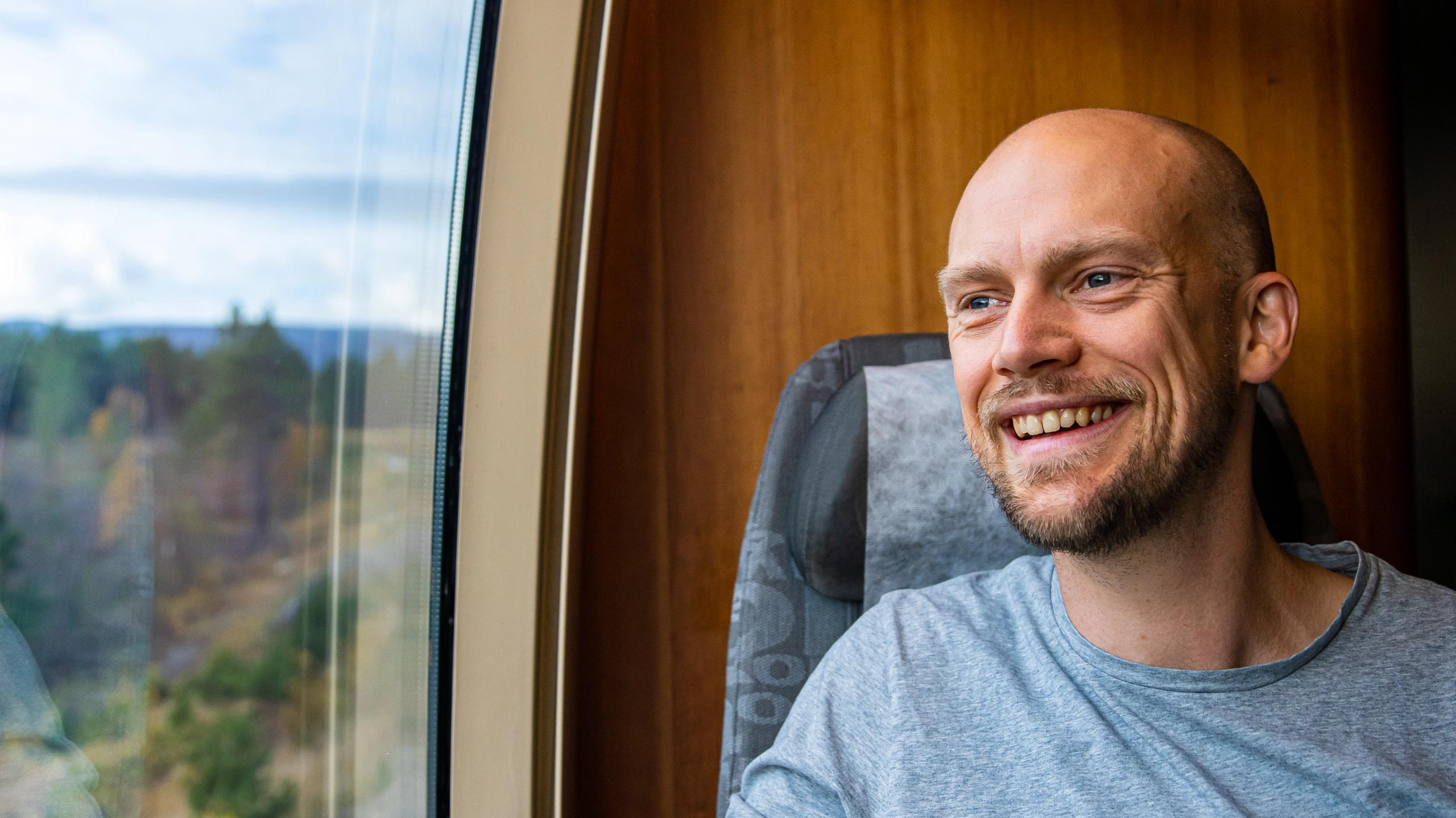 Forfatter Erik på Raumabanen
