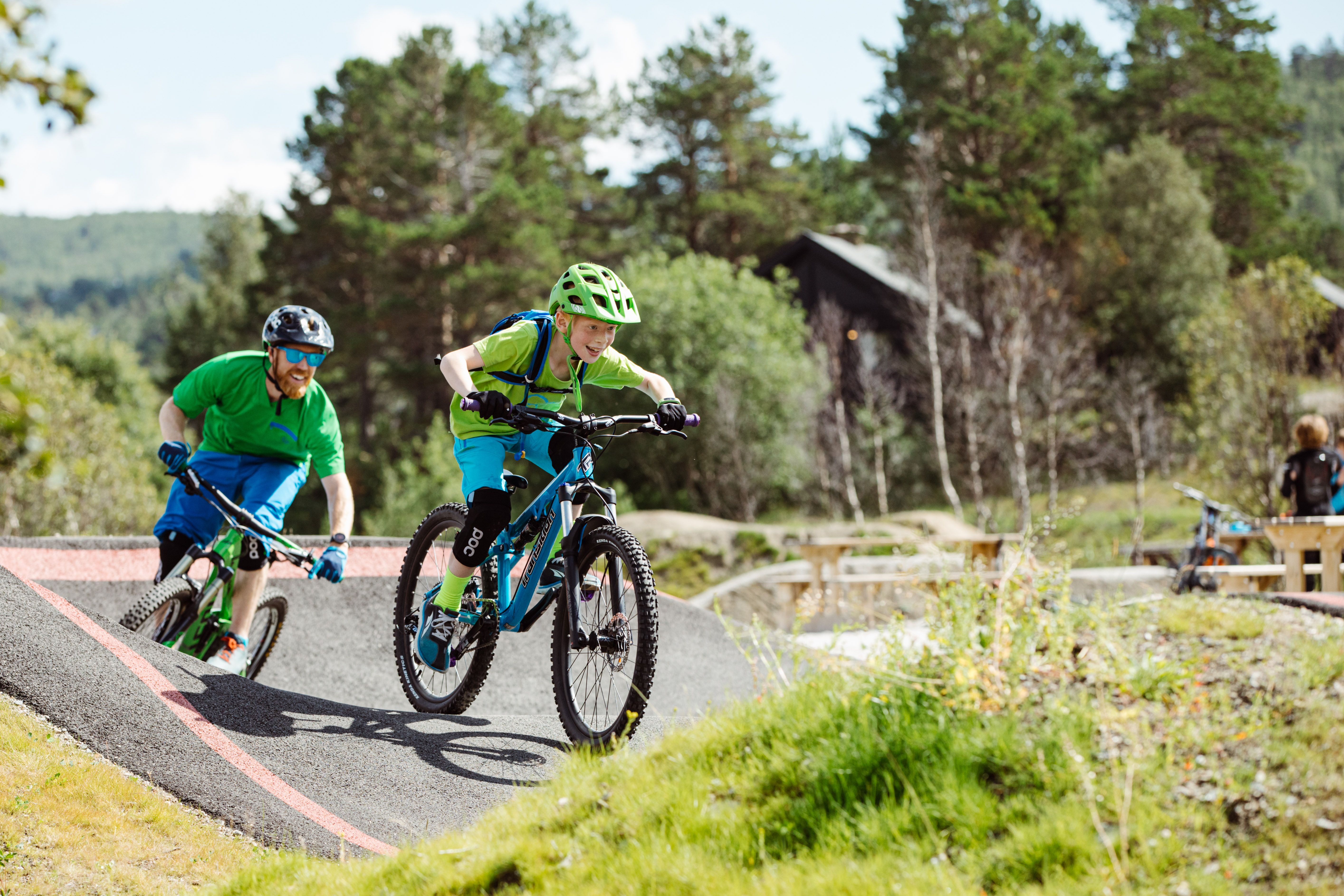 Vater und Sohn fahren Mountainbike in Hallingdal, Ostnorwegen