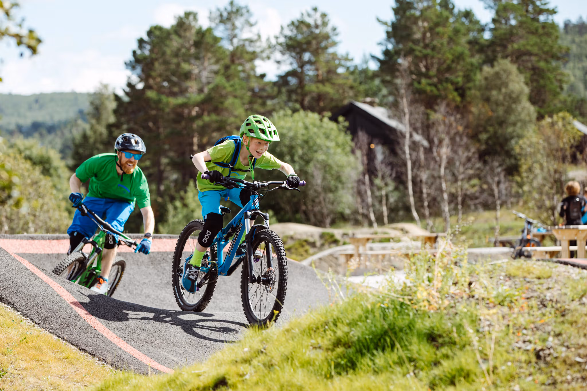 Vater und Sohn fahren Mountainbike in Hallingdal, Ostnorwegen