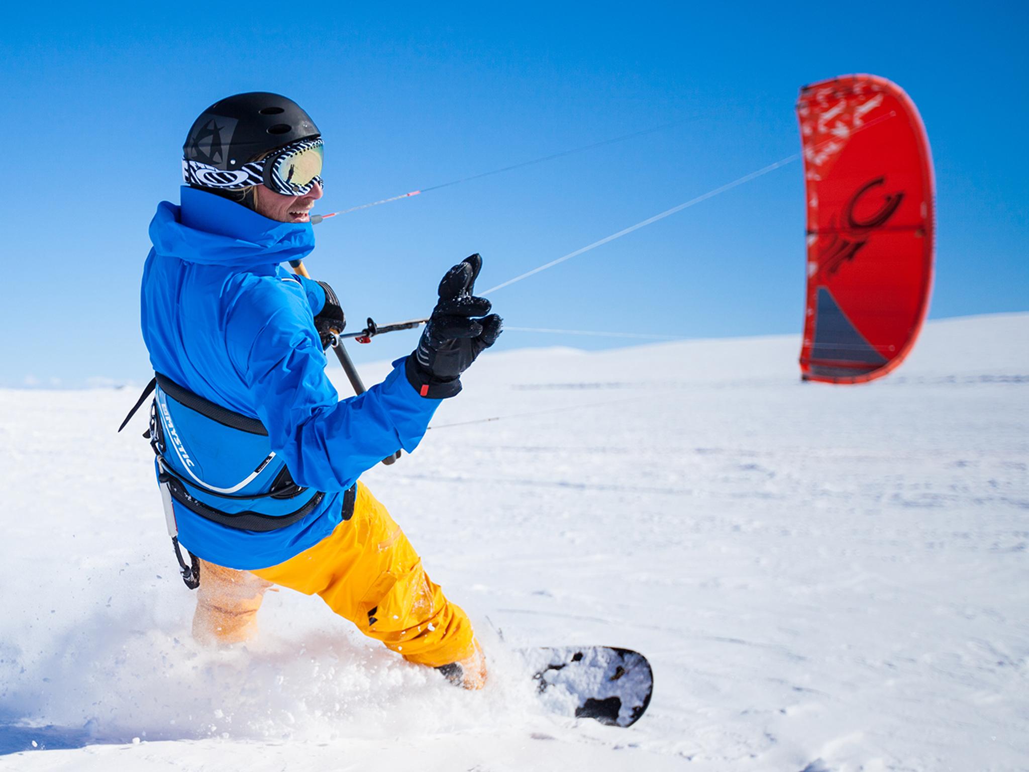 En person snøkiter på Valdresflye i Valdres, Østlandet