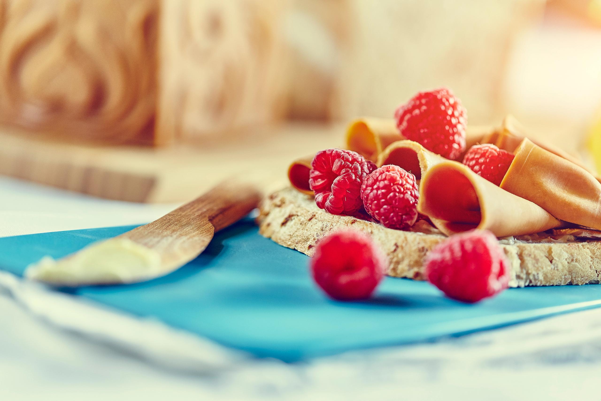 En brødskive med brunost og bær i Norge