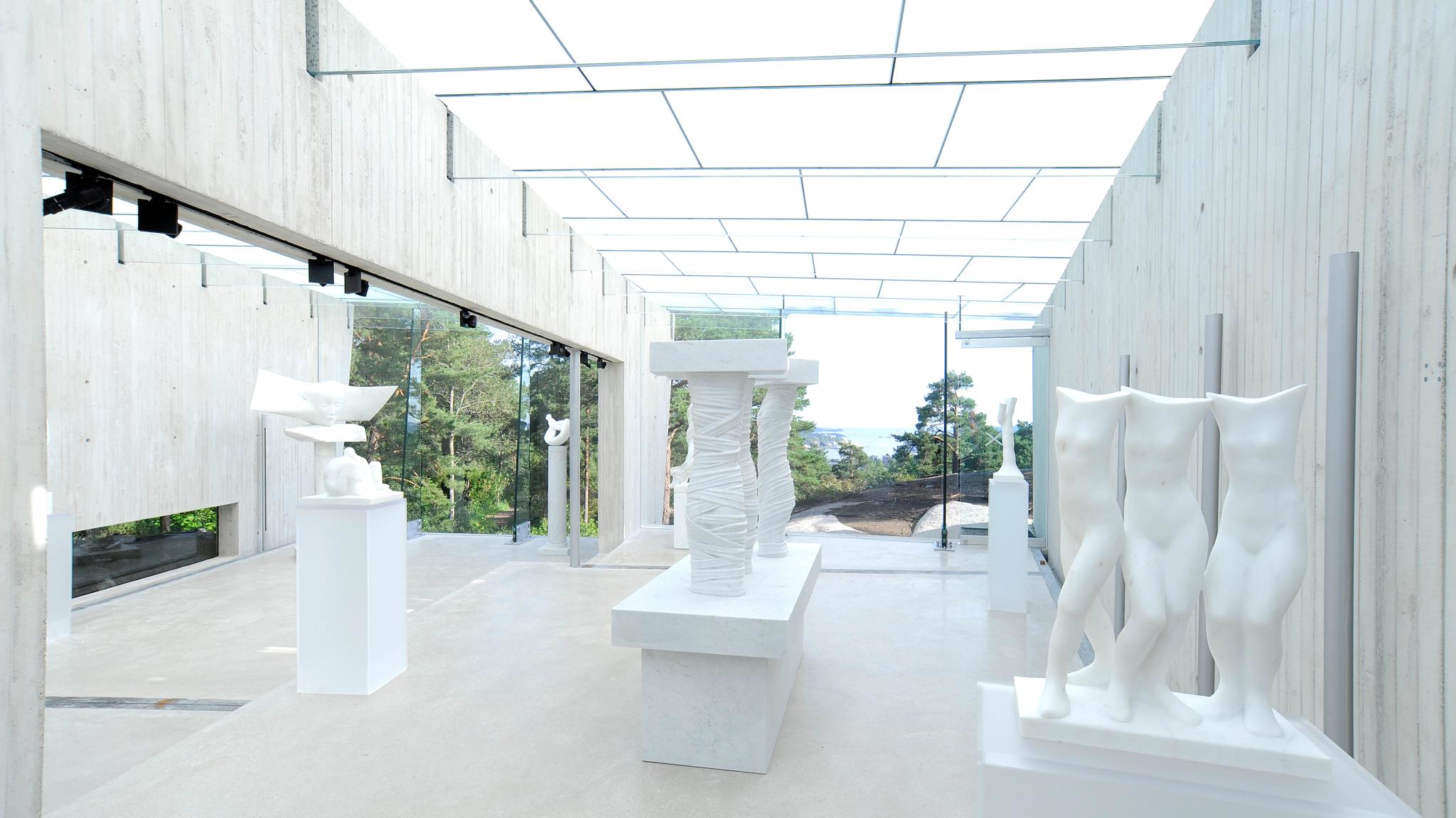 Skulpturer i Midtåsen skulpturpaviljong i Sandefjord på Østlandet