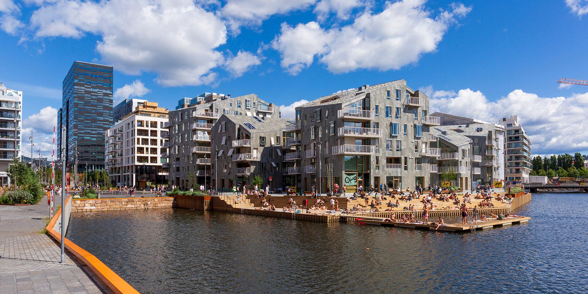 Planera din resa till Østlandet och solbada på bryggan i Bispevika i Oslo
