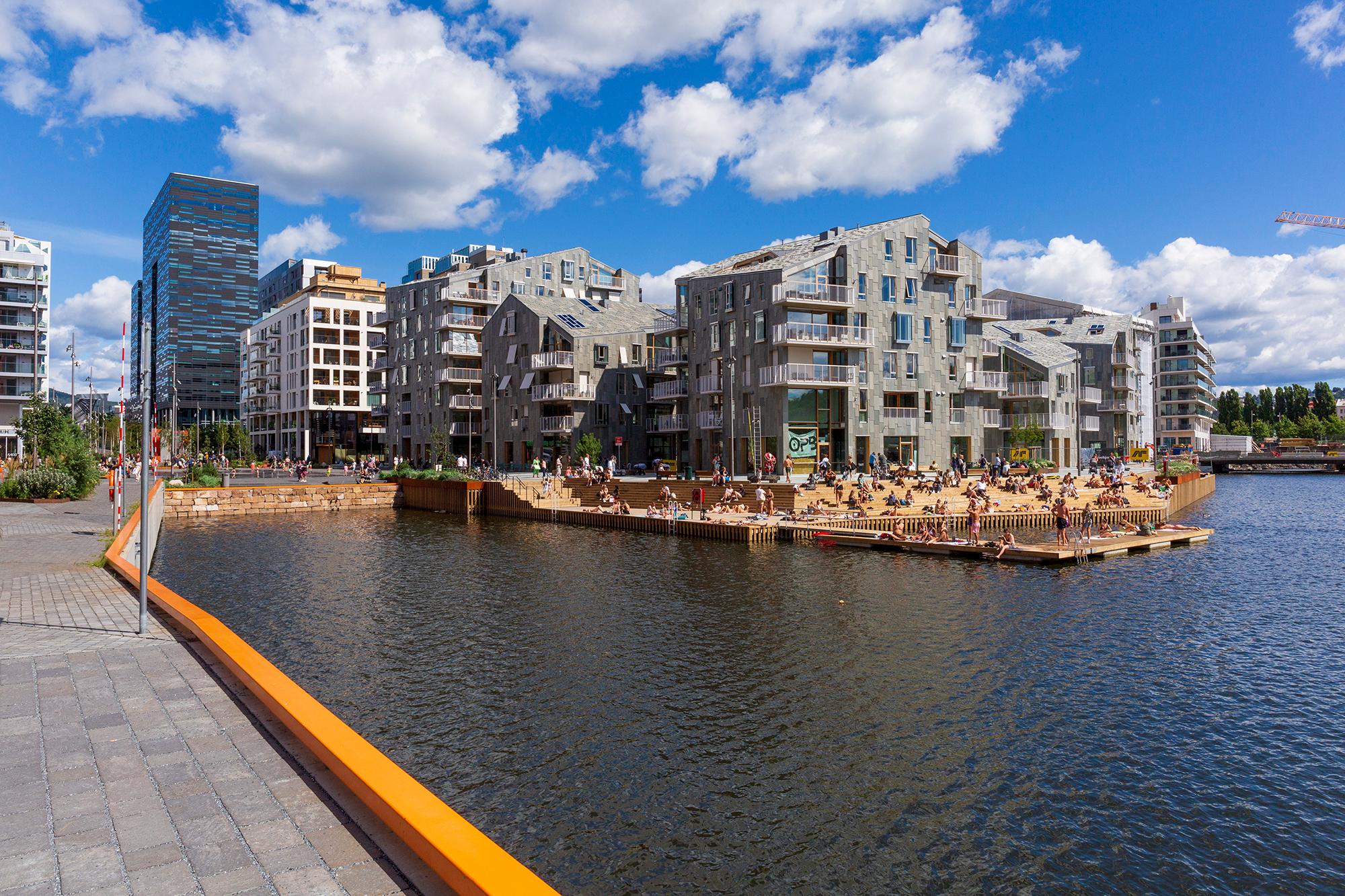 Planlegg reisen til Østlandet og sol deg på brygga i Bispevika i Oslo