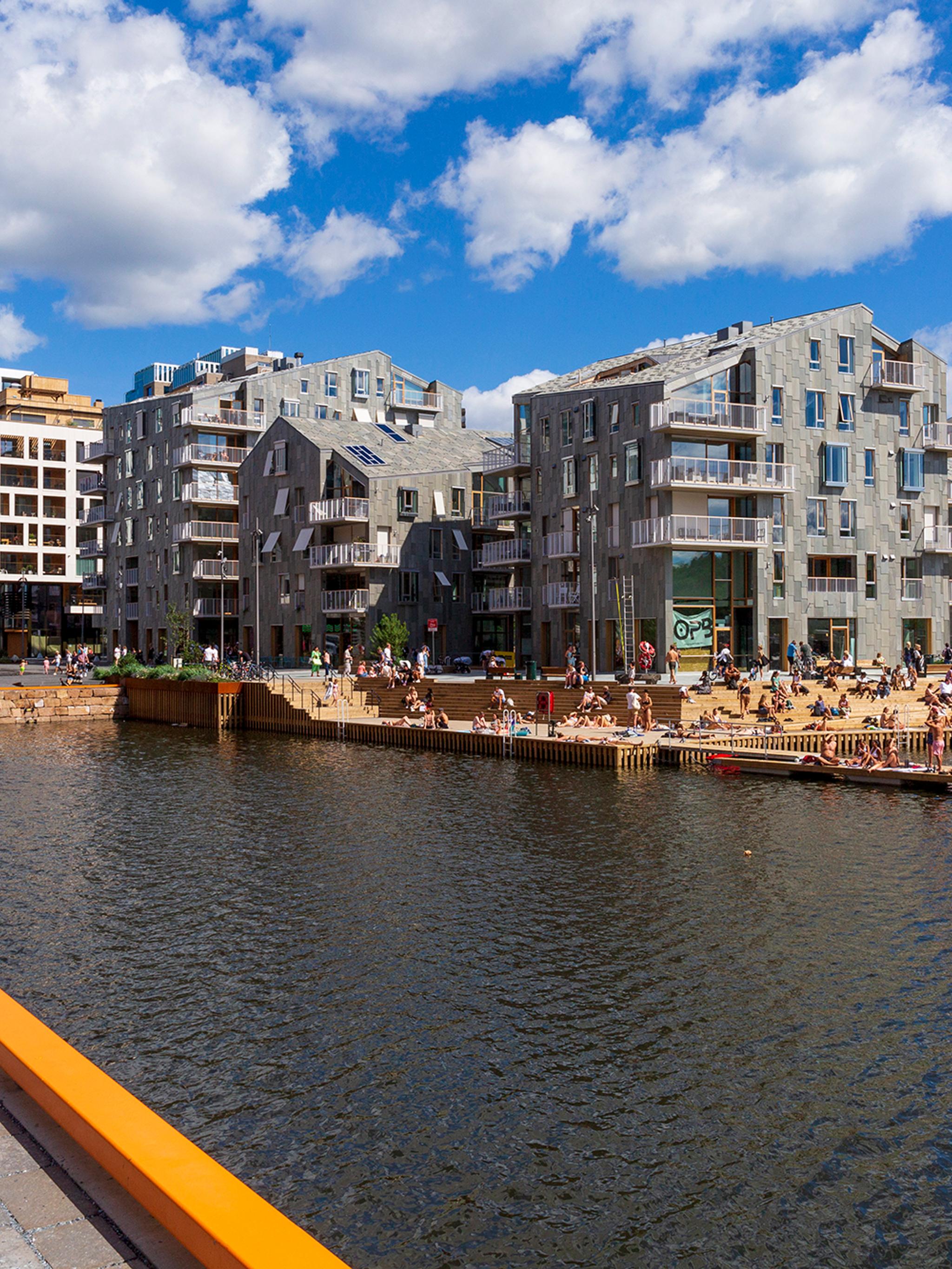 Planlegg reisen til Østlandet og sol deg på brygga i Bispevika i Oslo