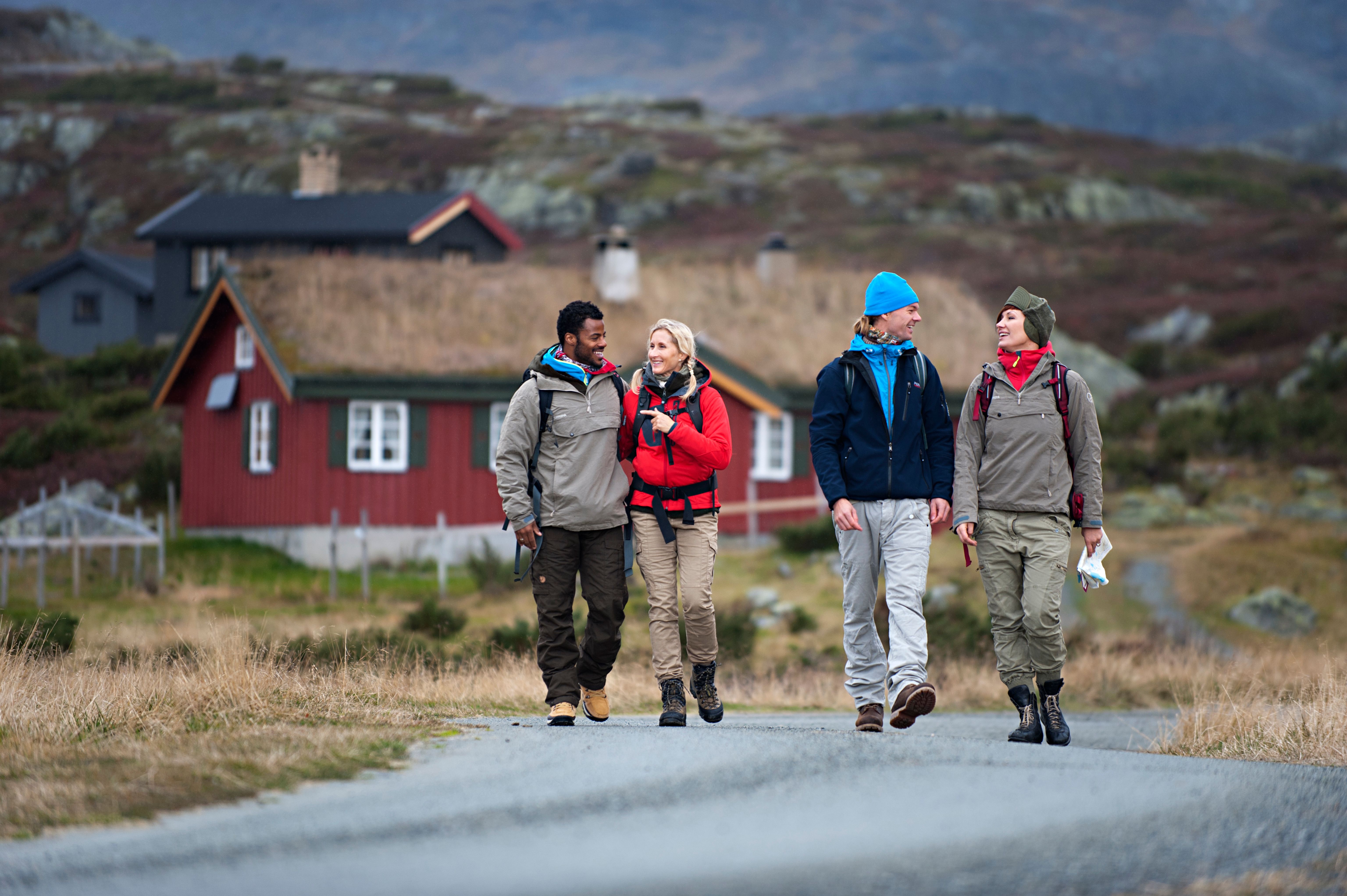Personer går tur med kart i området rundt Beitostølen.