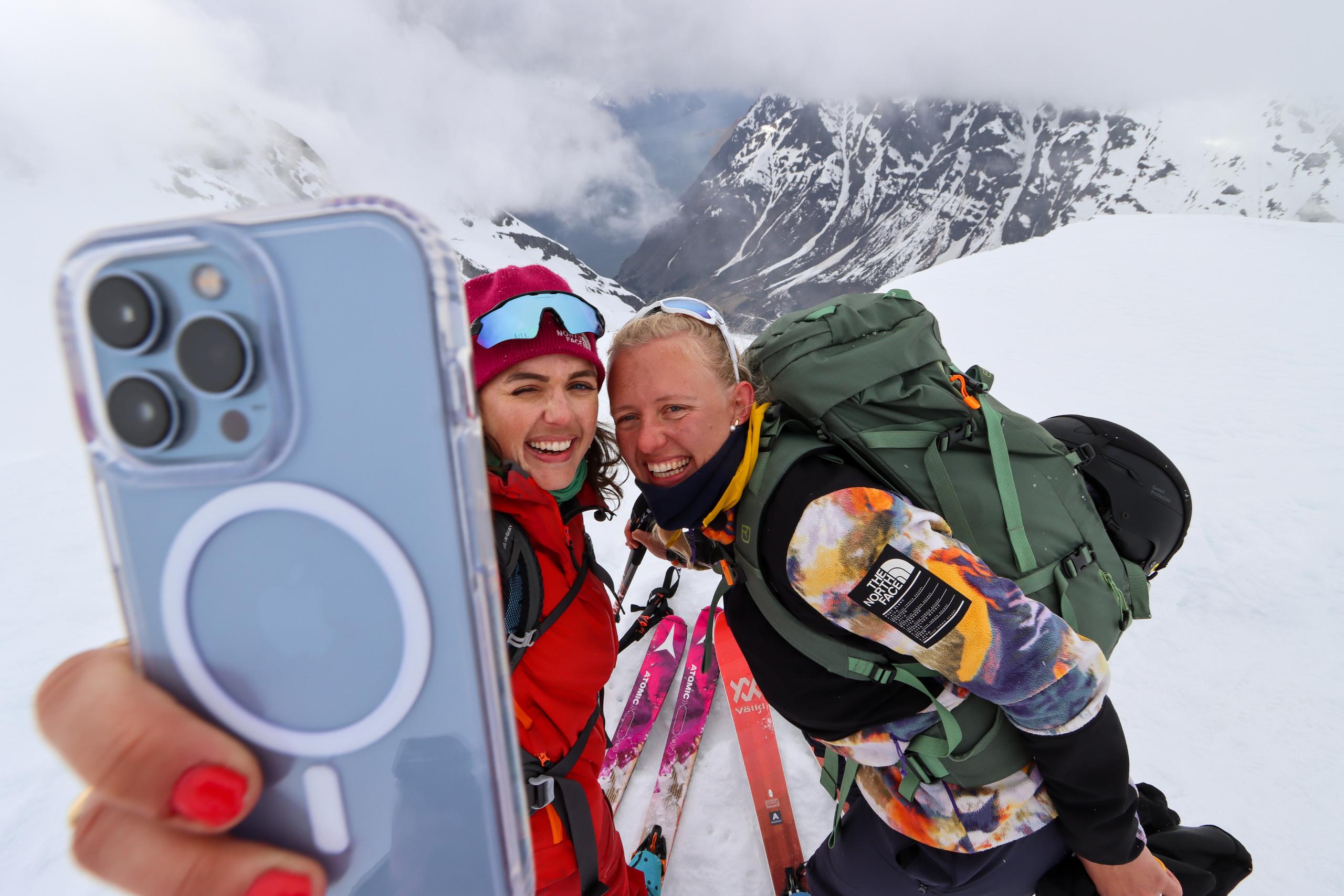 To personer tar en selfie på topptur på Sunnmøre, Vestlandet, Norge.