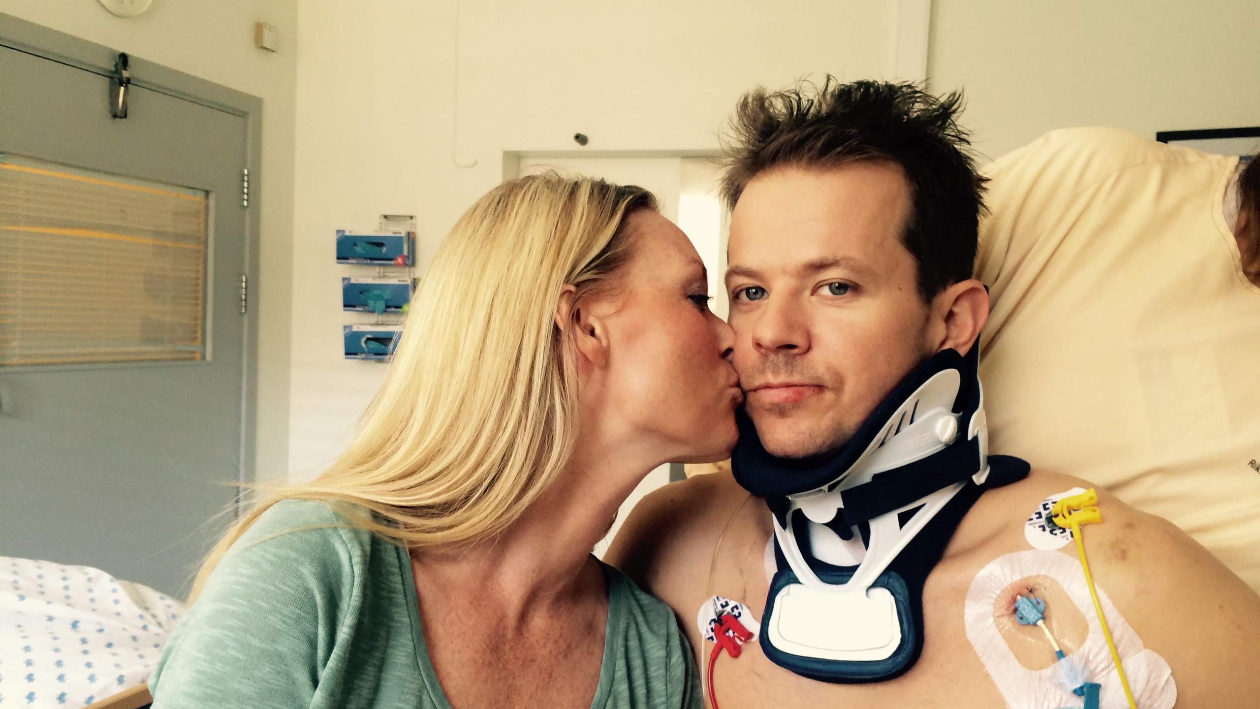 Sigurd Groven at the hospital with his girlfriend