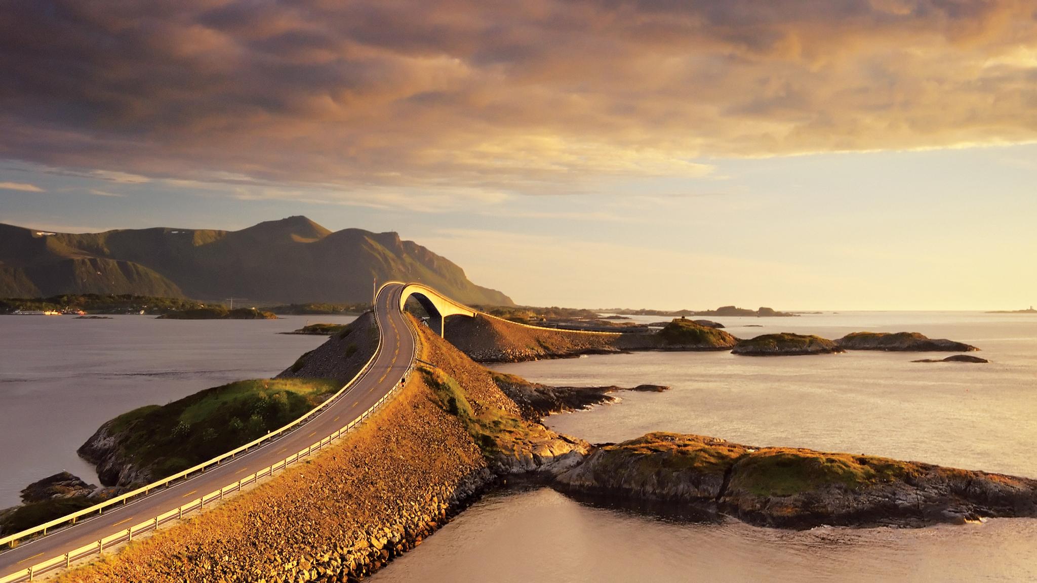 Die Atlantikstraße im Nordwesten, Fjord Norwegen