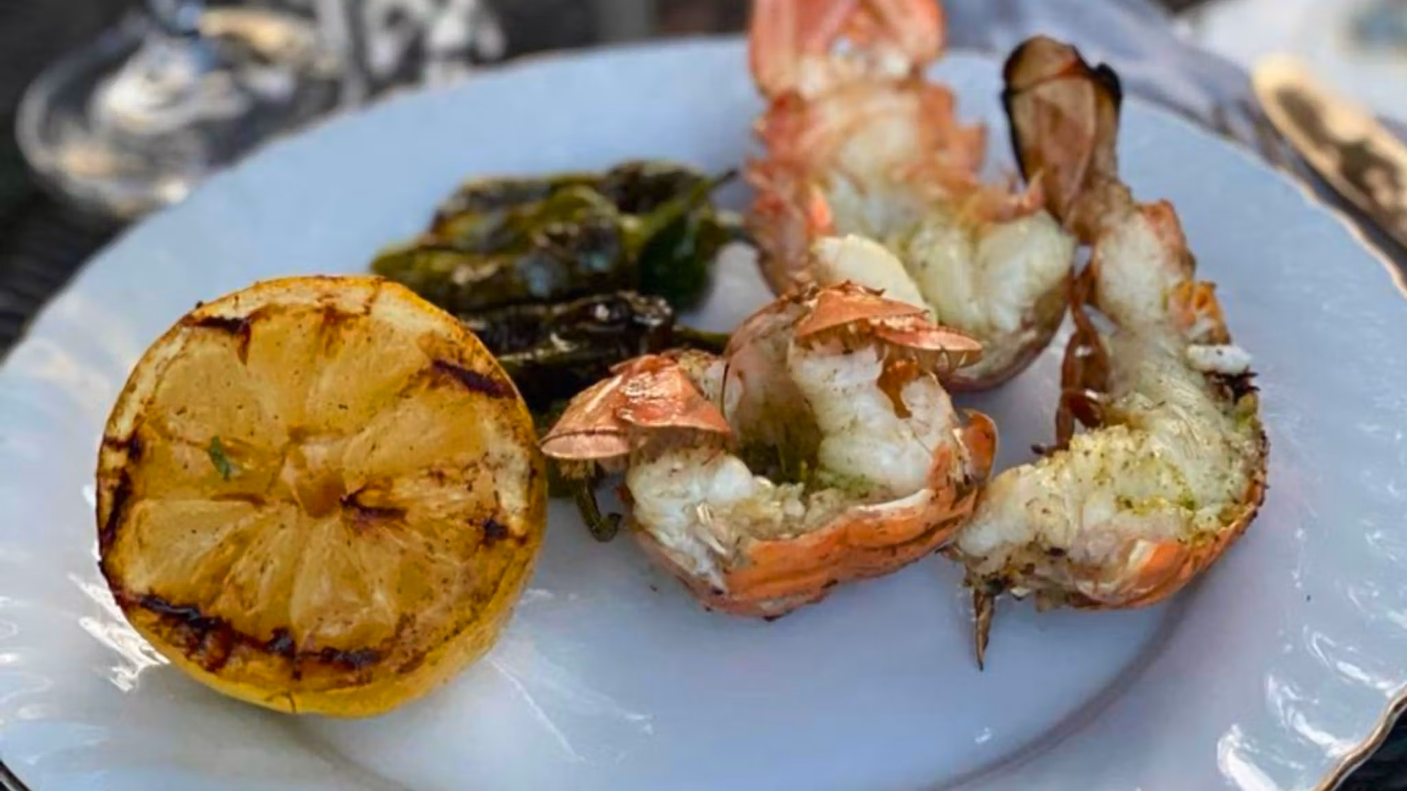 Gratinated crayfish with grilled lemon and fried yeast
