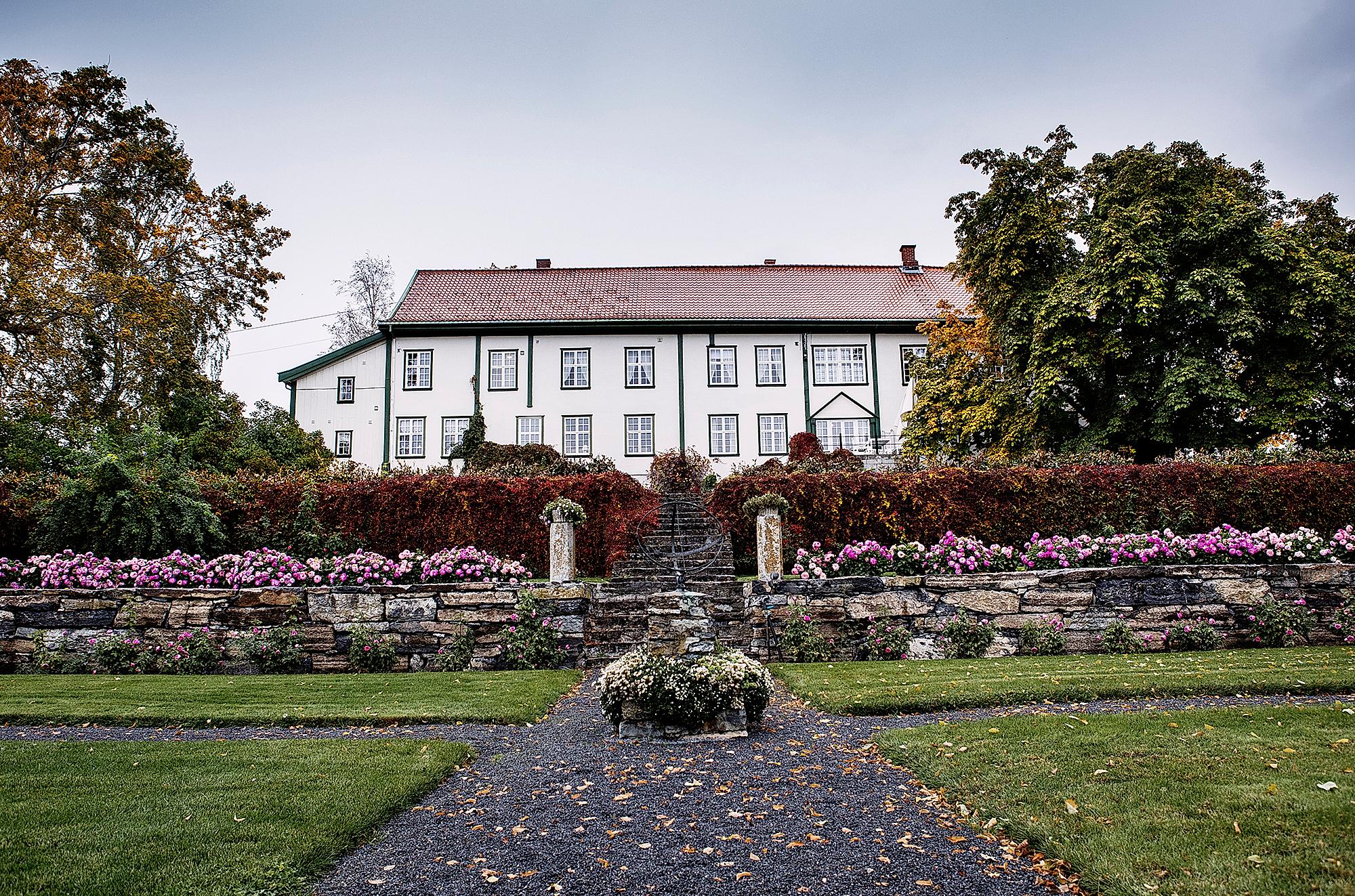 Het hoofdgebouw van Hoel gård in Ringerike, Oost-Noorwegen