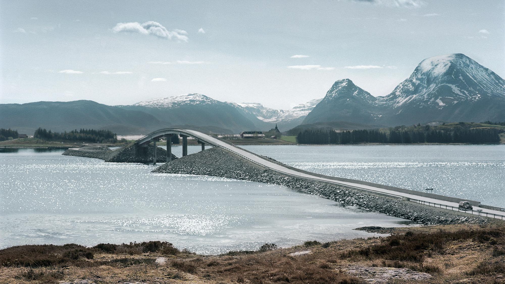 En bru på Nord-Atlanterhavsveien til Veiholmen. Fjell i bakgrunnen. Smøla på Veslandet.