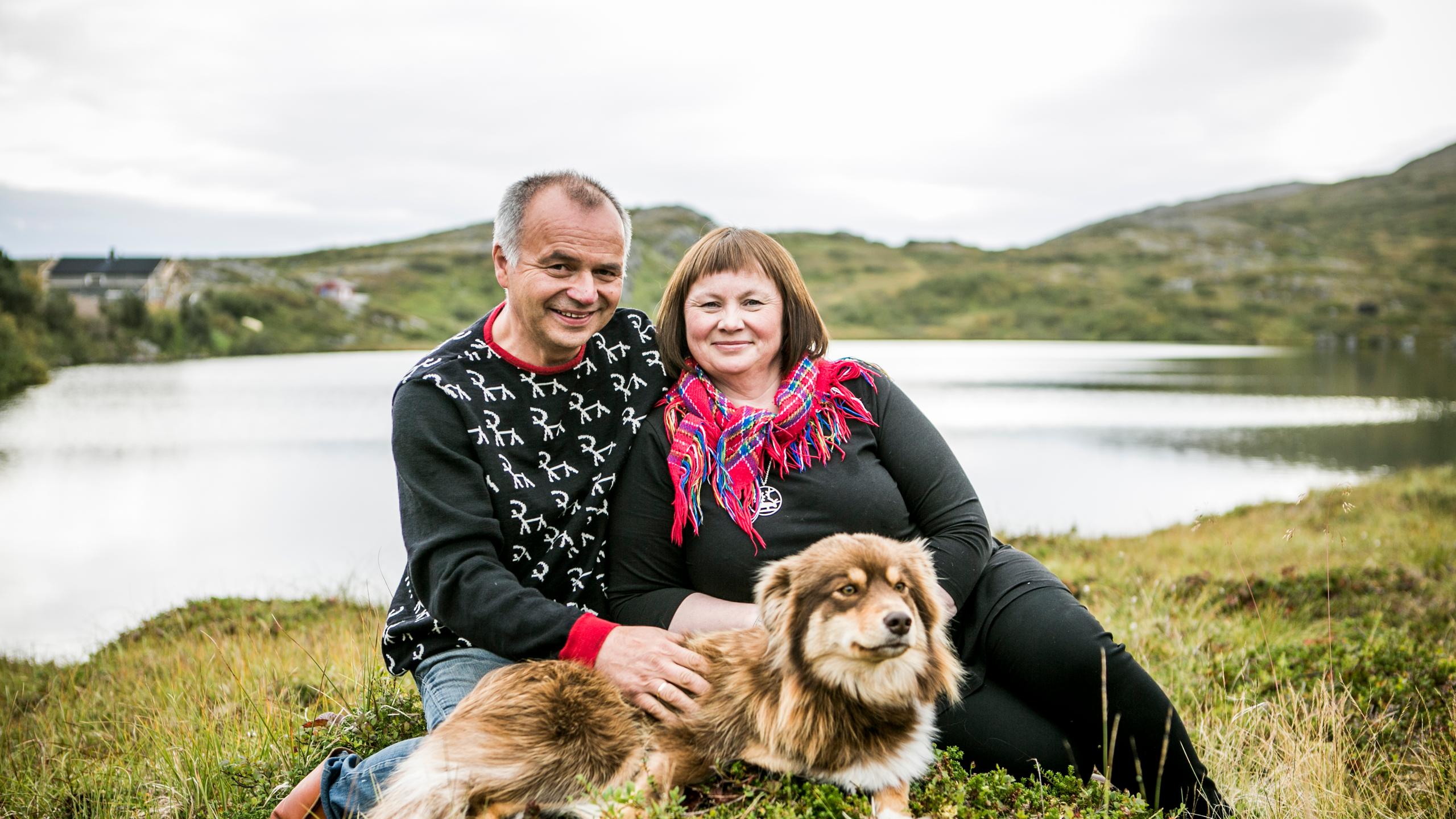 Et samisk par i naturen med en hund