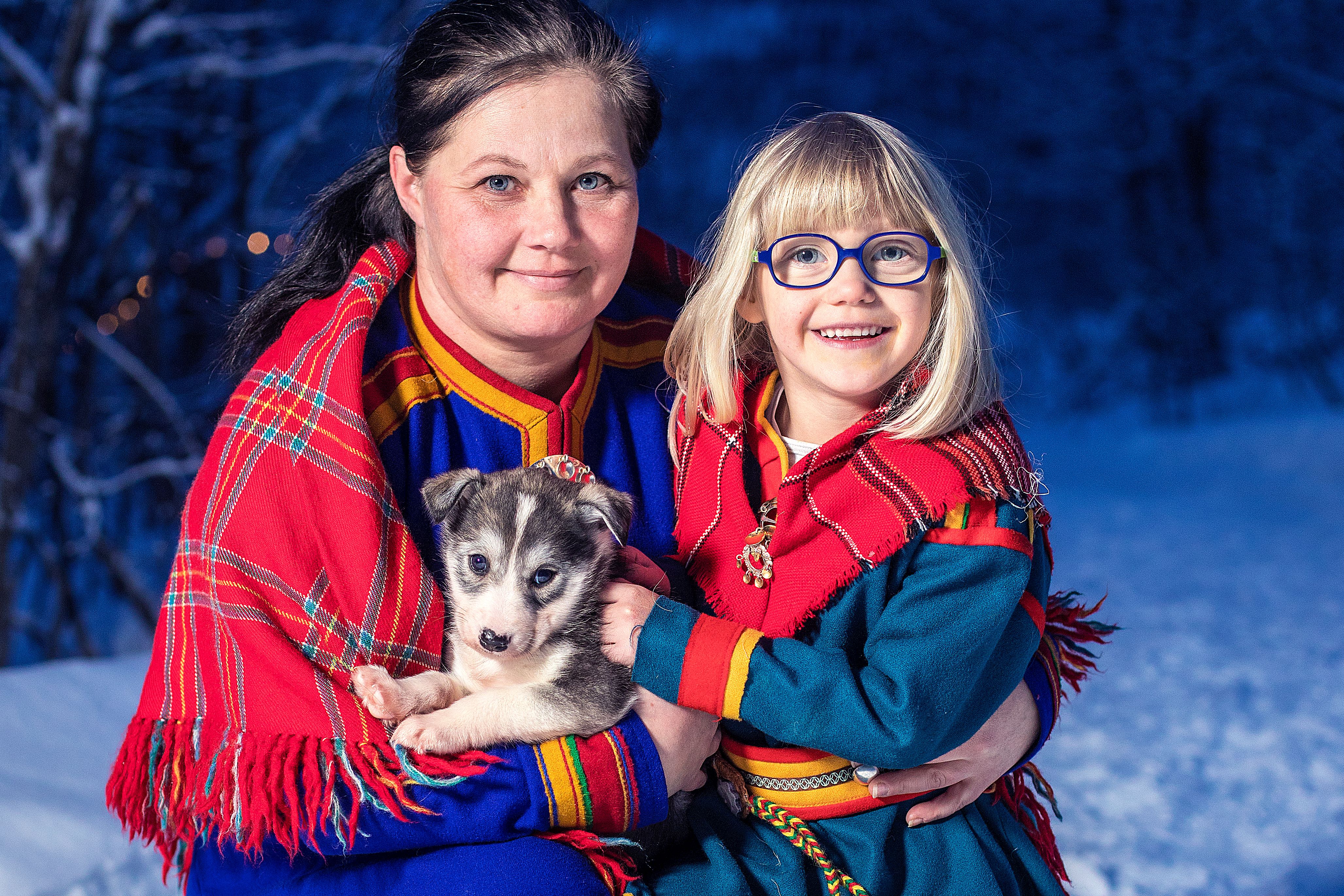 Mor og datter i samiske folkedrakter i Narvik, Nord-Norge