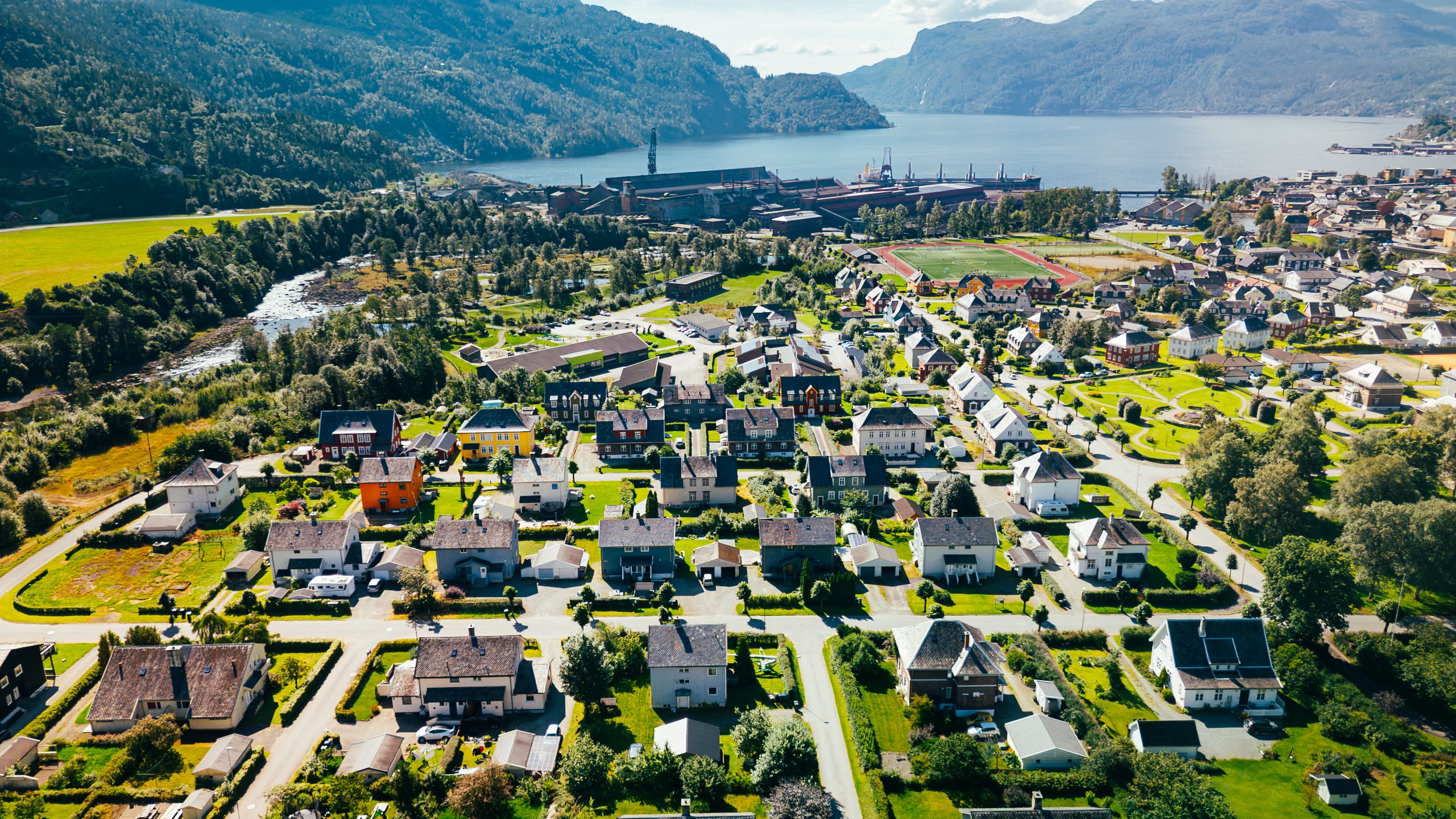 An overview of the small town known as Sauda.